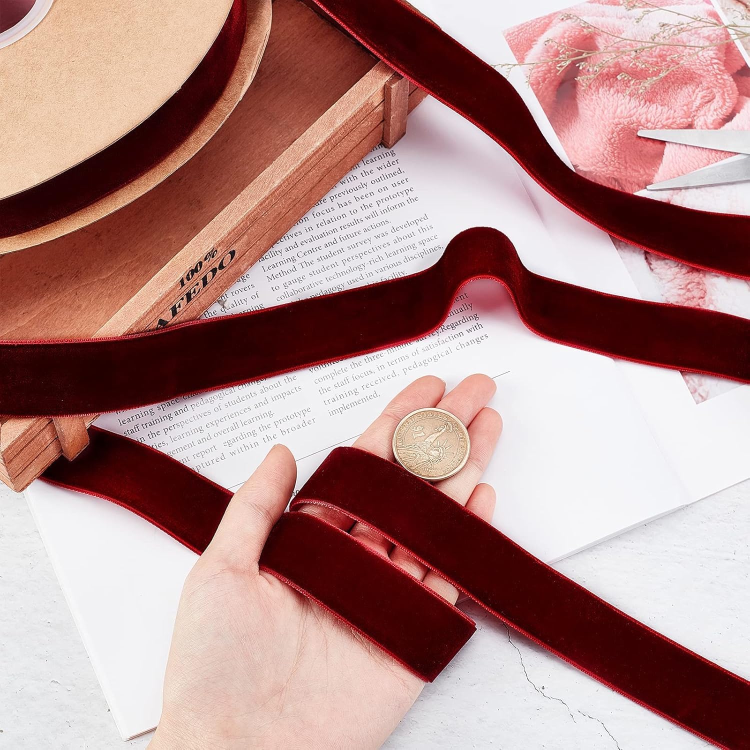 arricraft Circa 18 m di Nastro di Velluto A Lato Singolo, Rotolo di Nastro di Raso Rosso Scuro Largo 25 mm per Confezioni Regalo di Nozze Fiocchi per Capelli Organizzazione Decorazione per La Casa