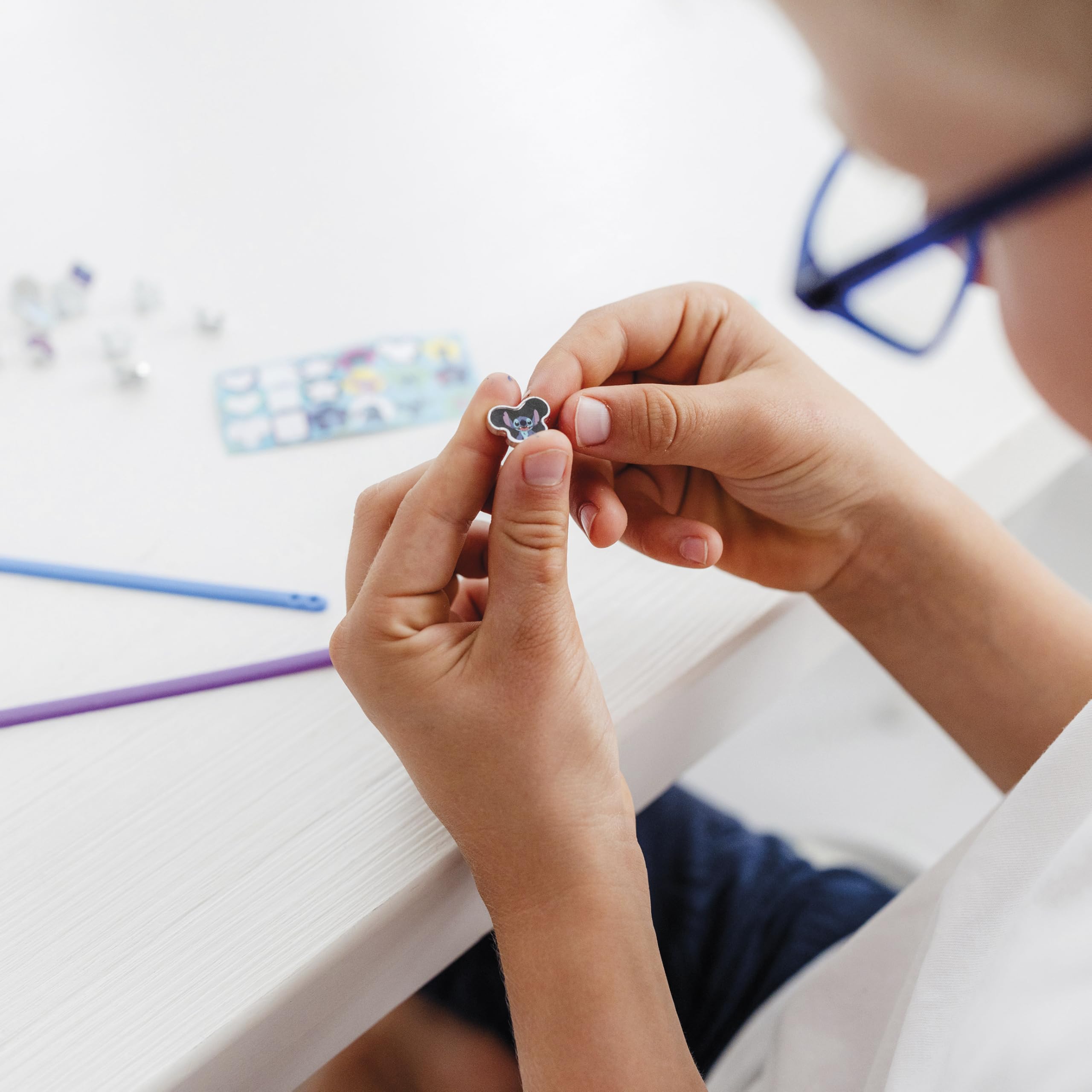 Stitch zestaw bransoletek z 18 charmsami dla dzieci | bransoletki z charmsami w kolorze żółtym, niebieskim i czerwonym do kreatywnego samodzielnego ozdobienia – wyjątkowa zabawa z