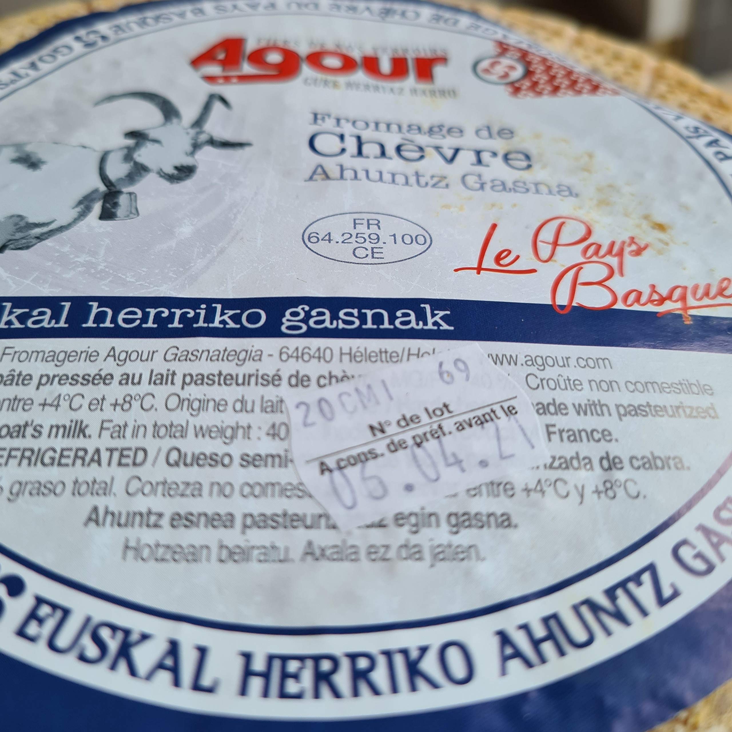 Queso de Cabra del País Vasco Frances - Peso Aproximado 3,1 Kilogramos - Elaborado por el respetado AGOUR, uno de los productores más laureados de todo el mundo en el World Cheese Awards