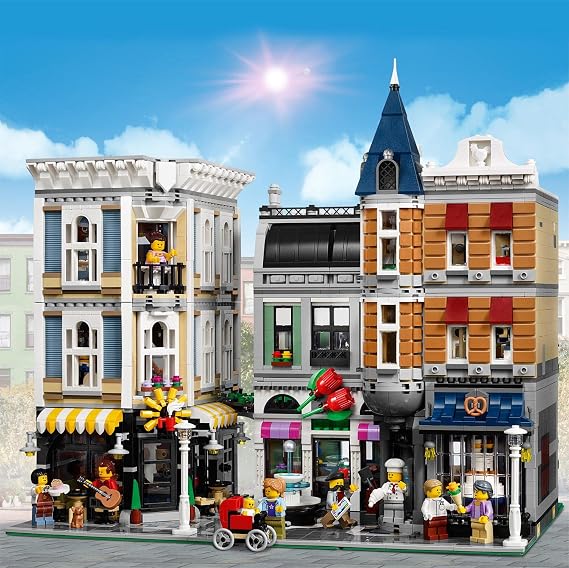 LEGO 10255 Creator Assembly Square Set, Massively Modular Model Building Kit with Shops, Roof Terrace, 8 Minifigures and Much More, for Ages 16 Plus