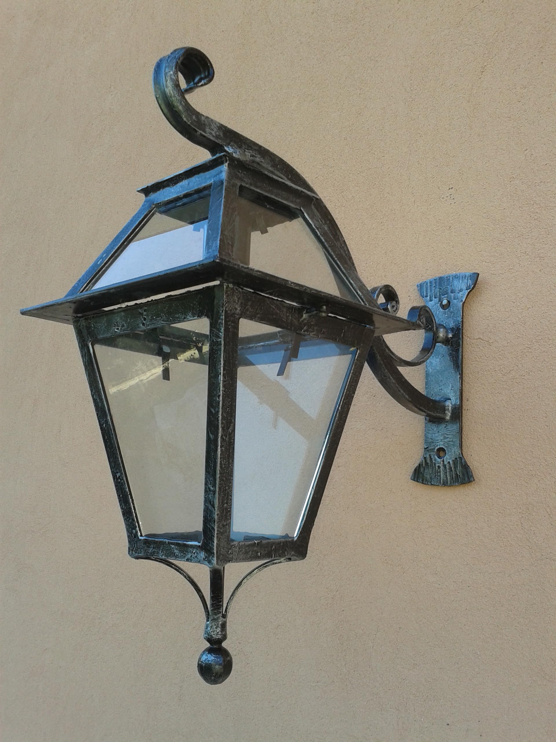 Lanterna lampada a braccio da parete in ferro battuto, forgiato a mano, nero patinato argento, portalampade E27