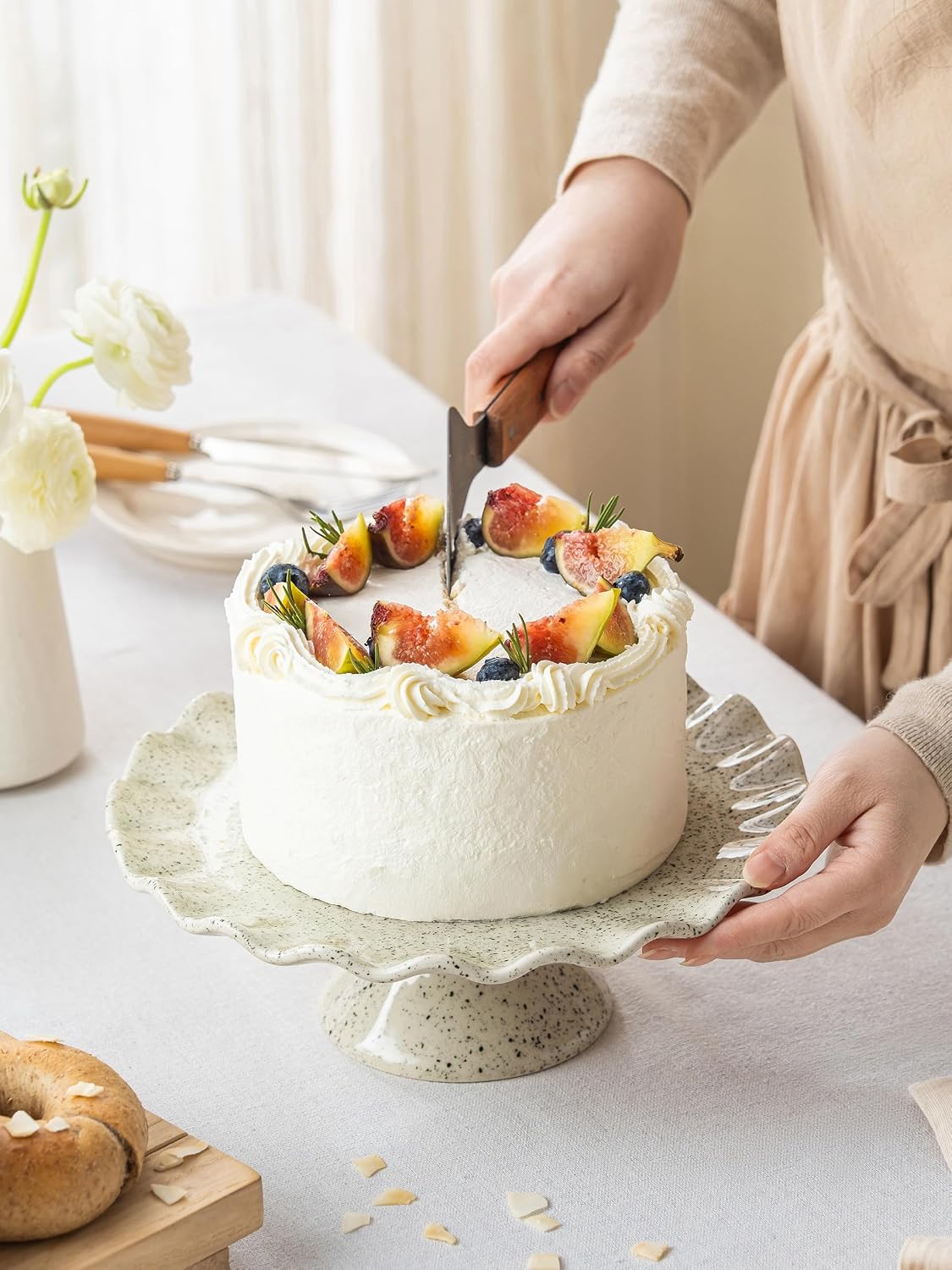 セラミックケーキスタンド、8インチケーキ用小型ケーキプレート、ヴィンテージケーキ台座スタンド フリルトリム付き 母の日用 デザートテ