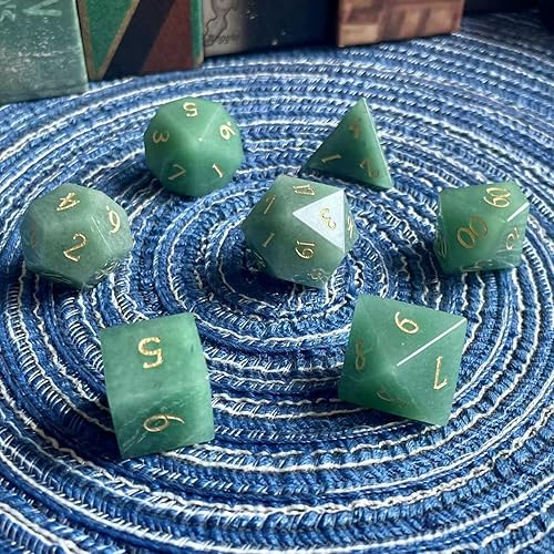 Miniatura 9 de Truewon Juego de 7 dados de piedra hechos a mano para RPG DND hechos por piedras preciosas naturales. (versión 2024 amatista)