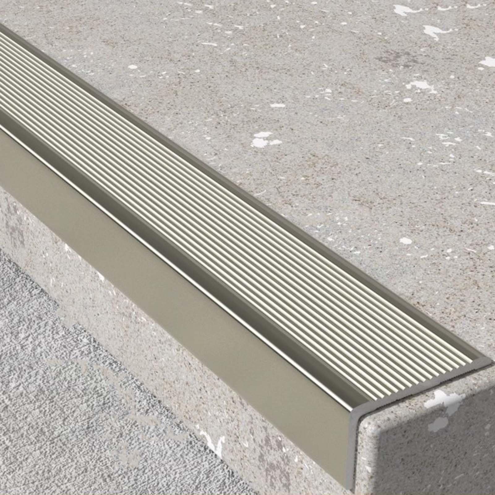 Treppenkantenschutz aus Aluminiumlegierung, 5 cm breit, L-förmig, für den Innen- und Außenbereich, Eckenschutz (Champagner 110 cm)