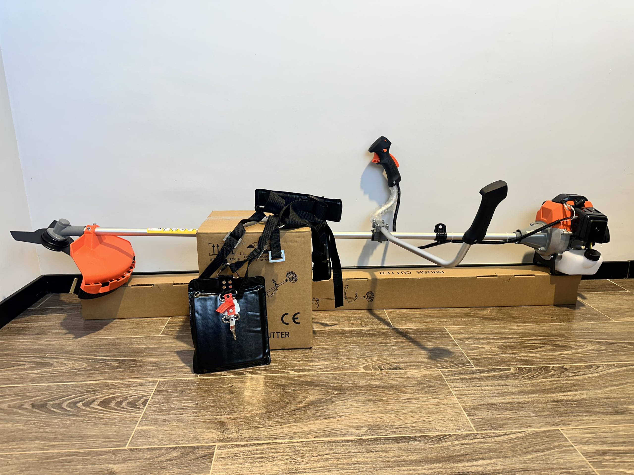 Multifunctional Professional Petrol Brushcutter, Model CG520 (A). with Control, 52CC, 120 ml Tank, 3 Teeth Blade, Reel, Anti-Vibration System and Cutter, 2 Stroke Motor.
