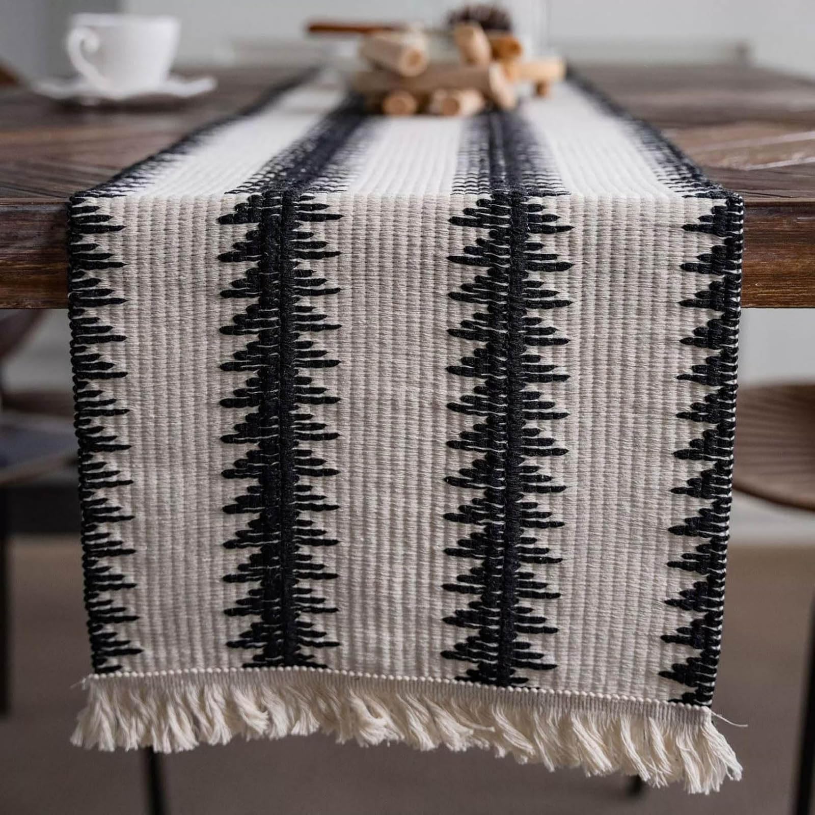 Chemin de table en coton et lin avec pompons à la main - Motif cœur rouge ou arbre noir et blanc - Style rustique bohème - Pour cuisine, décoration de table, intérieur ou fête - 120 x 30 cm
