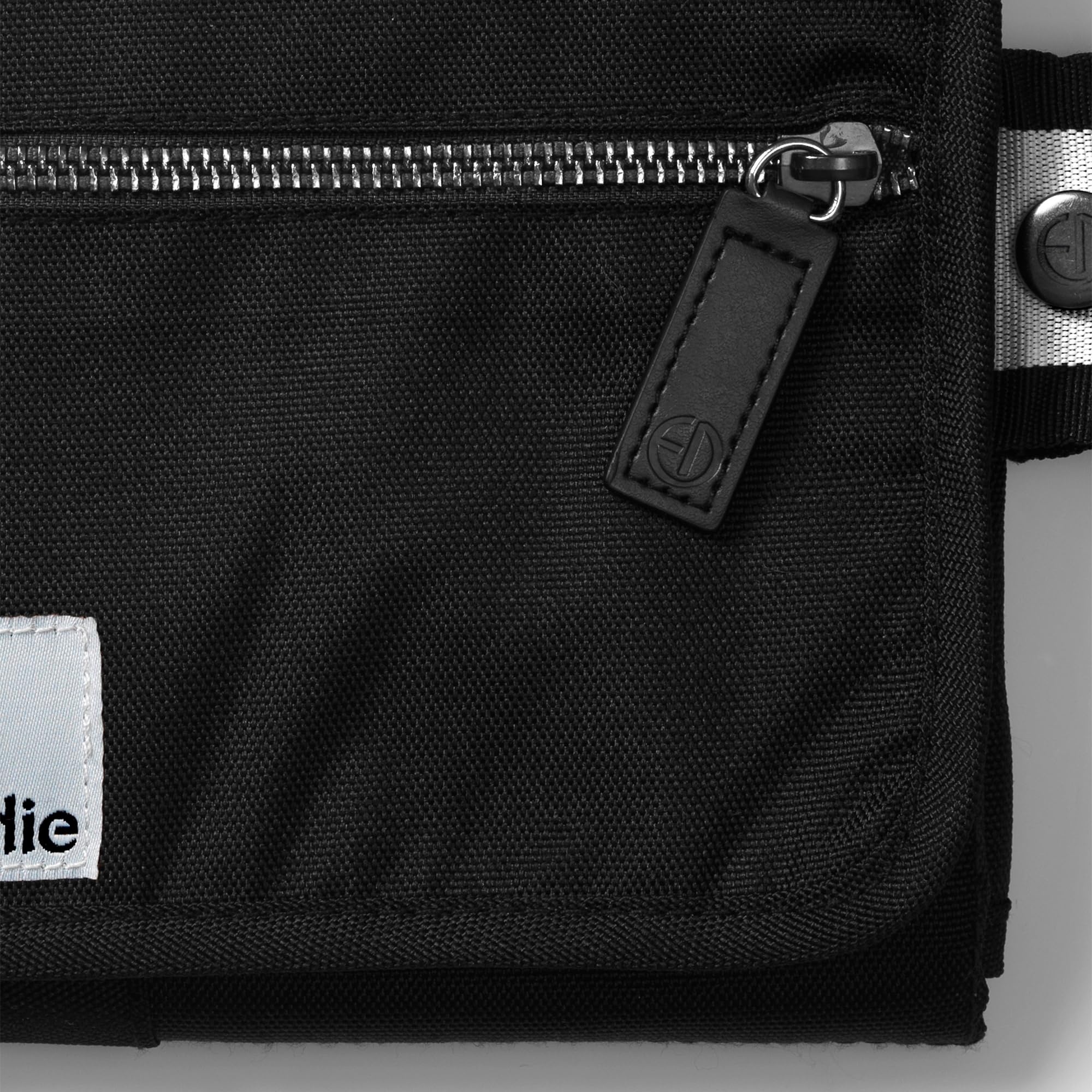 Elodie Details Cambiador Portátil Bolsa de Viaje Impermeable (2 toallas incluidas) - Off Black, Negro