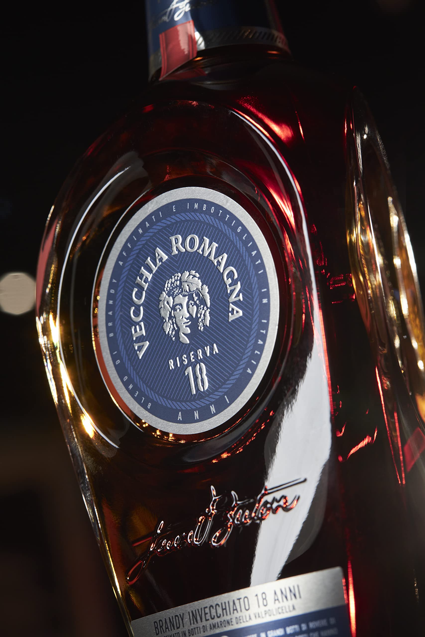 Vecchia Romagna Riserva 18 70cl - Blend di distillati invecchiati in botti che hanno ospitato Amarone della Valpolicella. 43.8% vol.