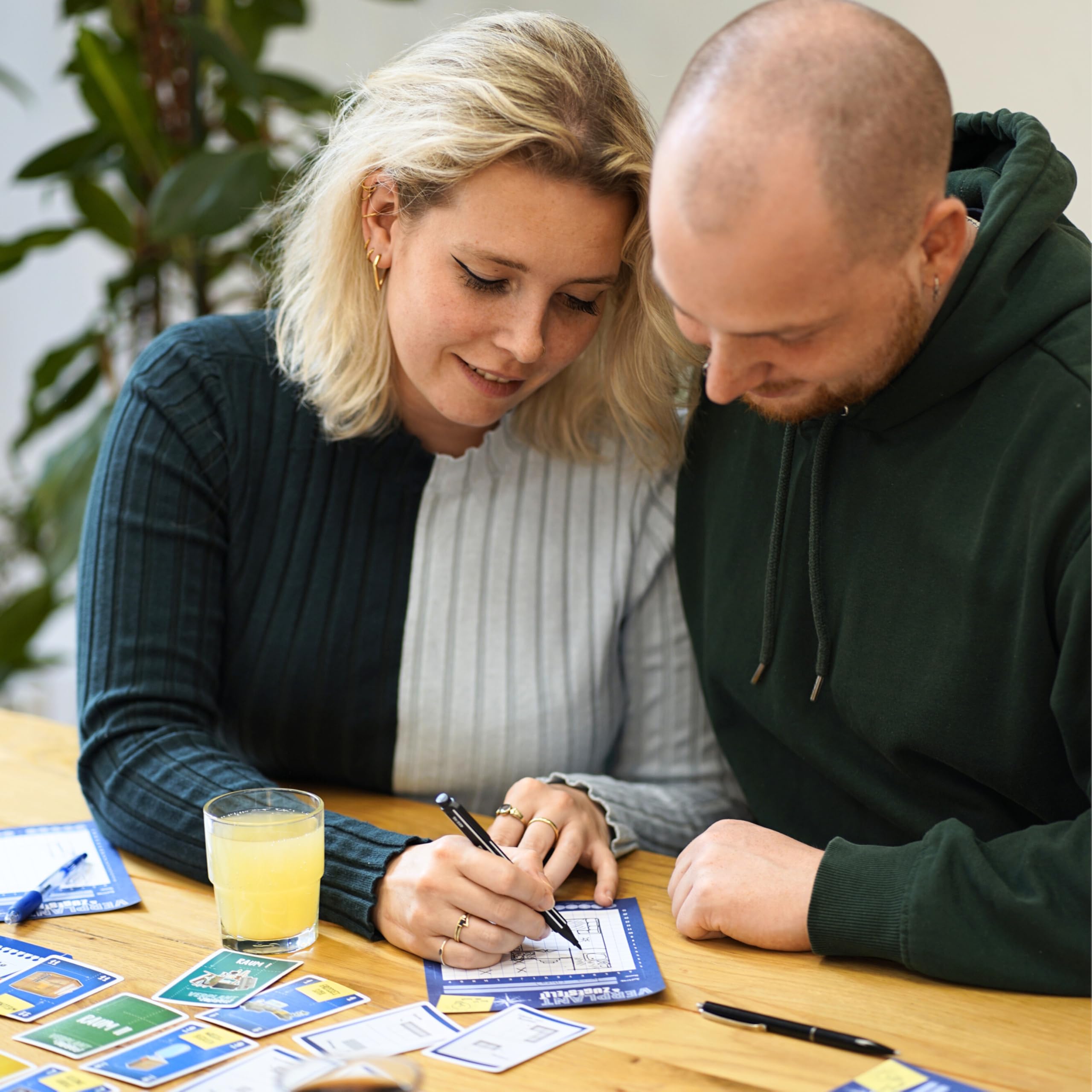 Verplant & Zugestellt - Wer lässt Wohnträume wahr werden?: Das Flip & Write-Spiel über große Pläne und zu wenig Platz. Mit 26 Szenarien von Tiny House bis Luxusvilla