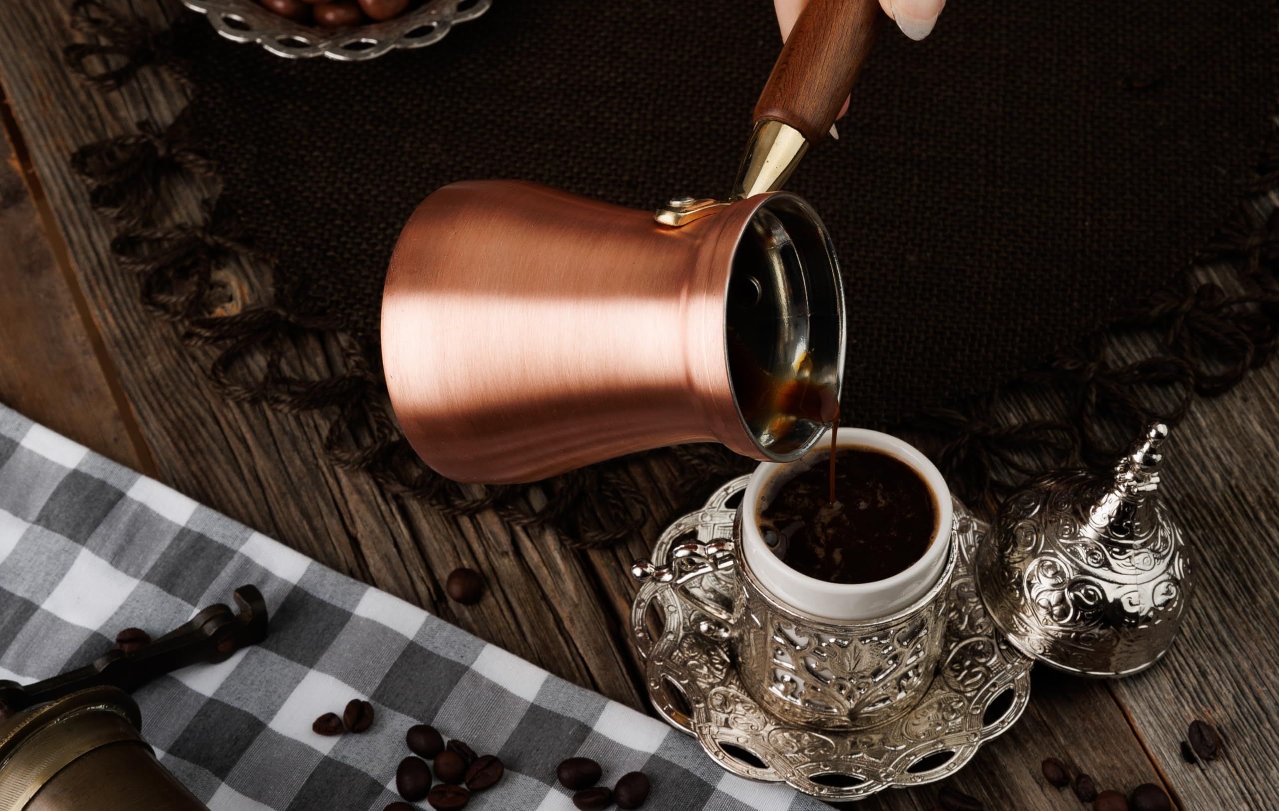 DEMMEX Türkische Kaffeekanne Cezve Ibrik Griechischer Kaffee Briki Herd Kaffeemaschine mit Holzgriff und Löffel, 1 mm dickes Kupfer, handgefertigt in der Türkei, 6 Portionen