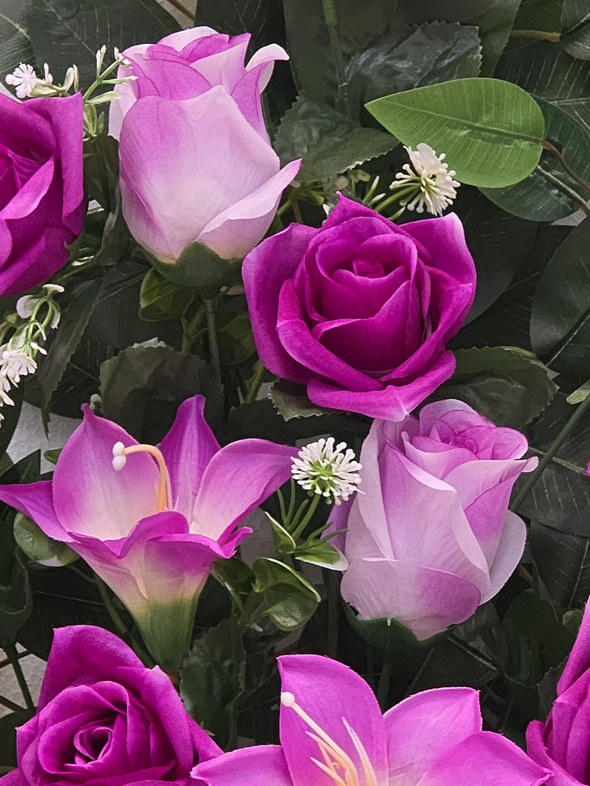 DRW Centro de Flores Artificiales para Bodas, Iglesias, cementerios con azucenas y Rosas Morado 75x70x28 cm