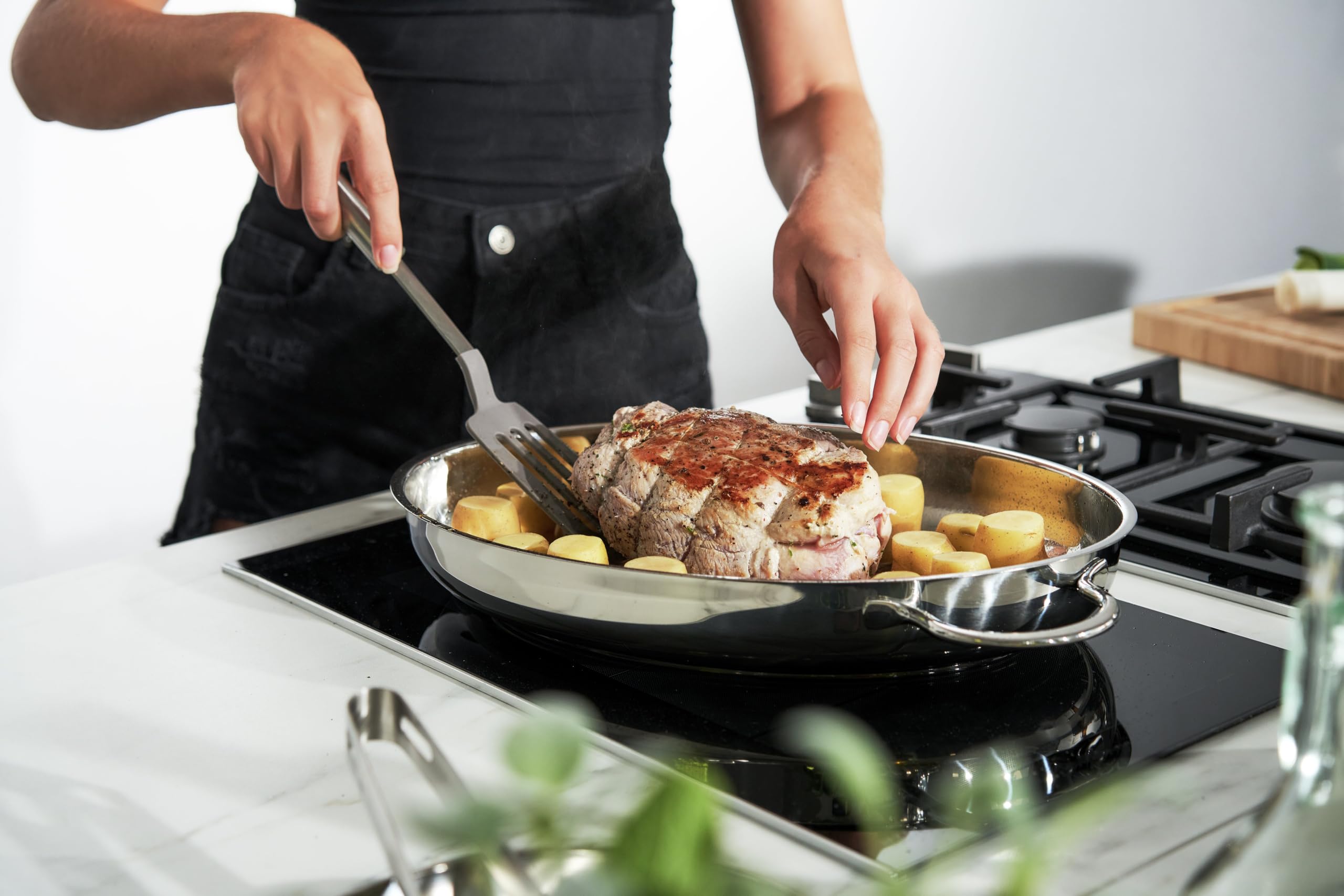 ZWILLING Plus Bräter mit Deckel, 38 cm, Induktion und Backofen, Edelstahl