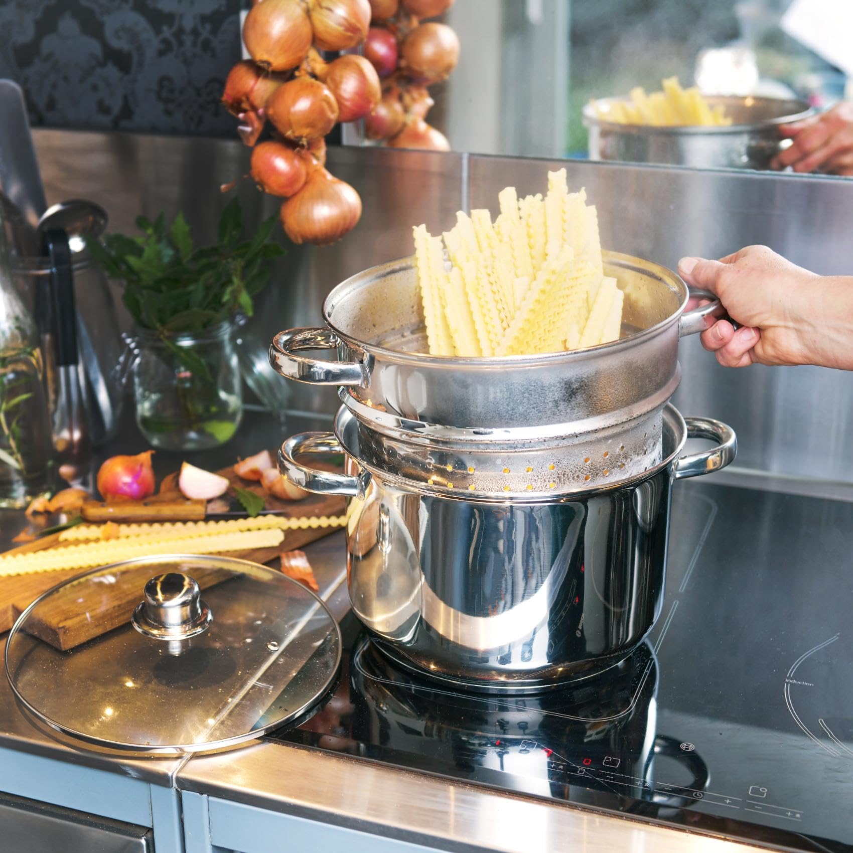 BAUMALU - Cuiseur à Pâtes - Acier Inoxydable - Tous Feux dont Induction - Triple Fond Diffuseur, Répartition Homogène de la Chaleur - Couvercle en Verre avec Bords Inox et Trou Vapeur - Ø24cm