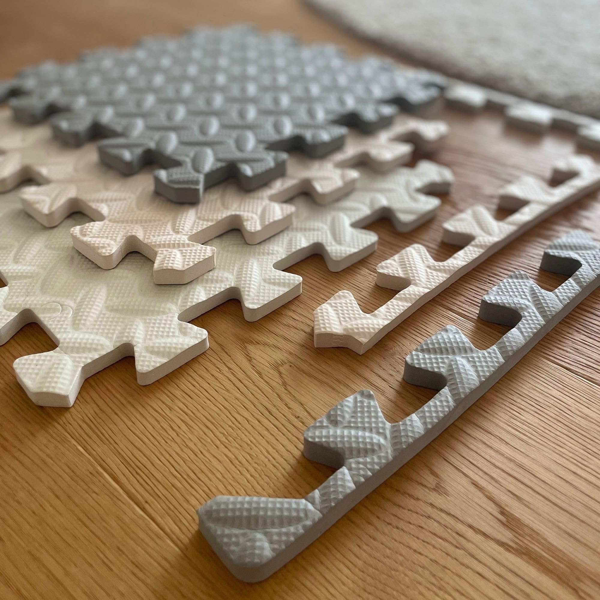 Kidkool Puzzlematte Spielmatte für Baby u. Kinder mit 18 Stück in Grau, Weiß und Beige Farben - 100% Ungiftig, rutschfest und Abwischbar | PUZZLEMAT