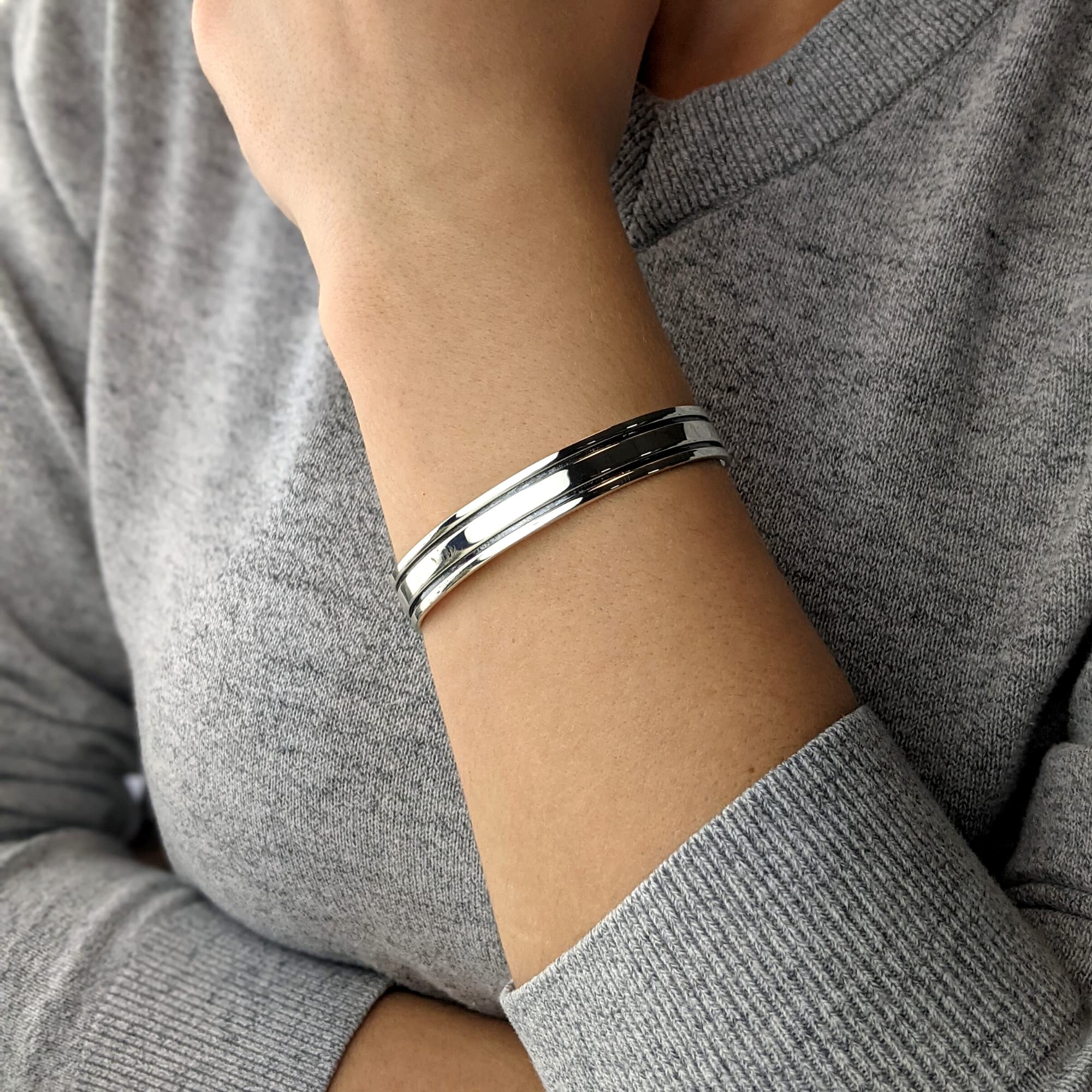 Silverly Bracciale Rigido Largo a Doppia Linea in Argento Sterling 925 per Uomo e Donna | Braccialetto Piatto Regolabile con Finitura Lucida e Scanalature Nere | Bracciale Moderno ed Elegante per Lui