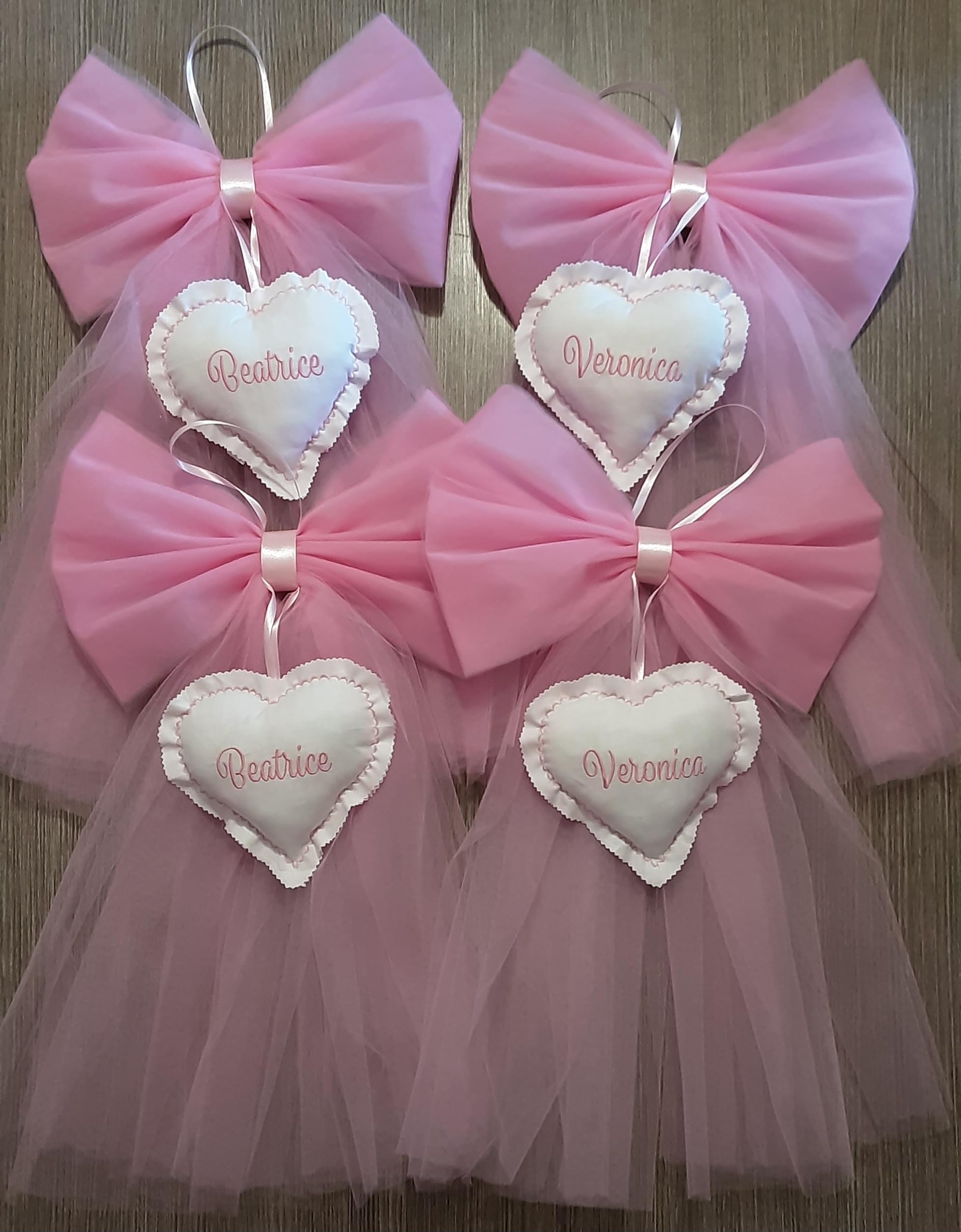Crociedelizie, fiocco nascita bimba personalizzato in tulle rosa con ricamo nome ricamato elegante semplice coccarda fuori porta cuore
