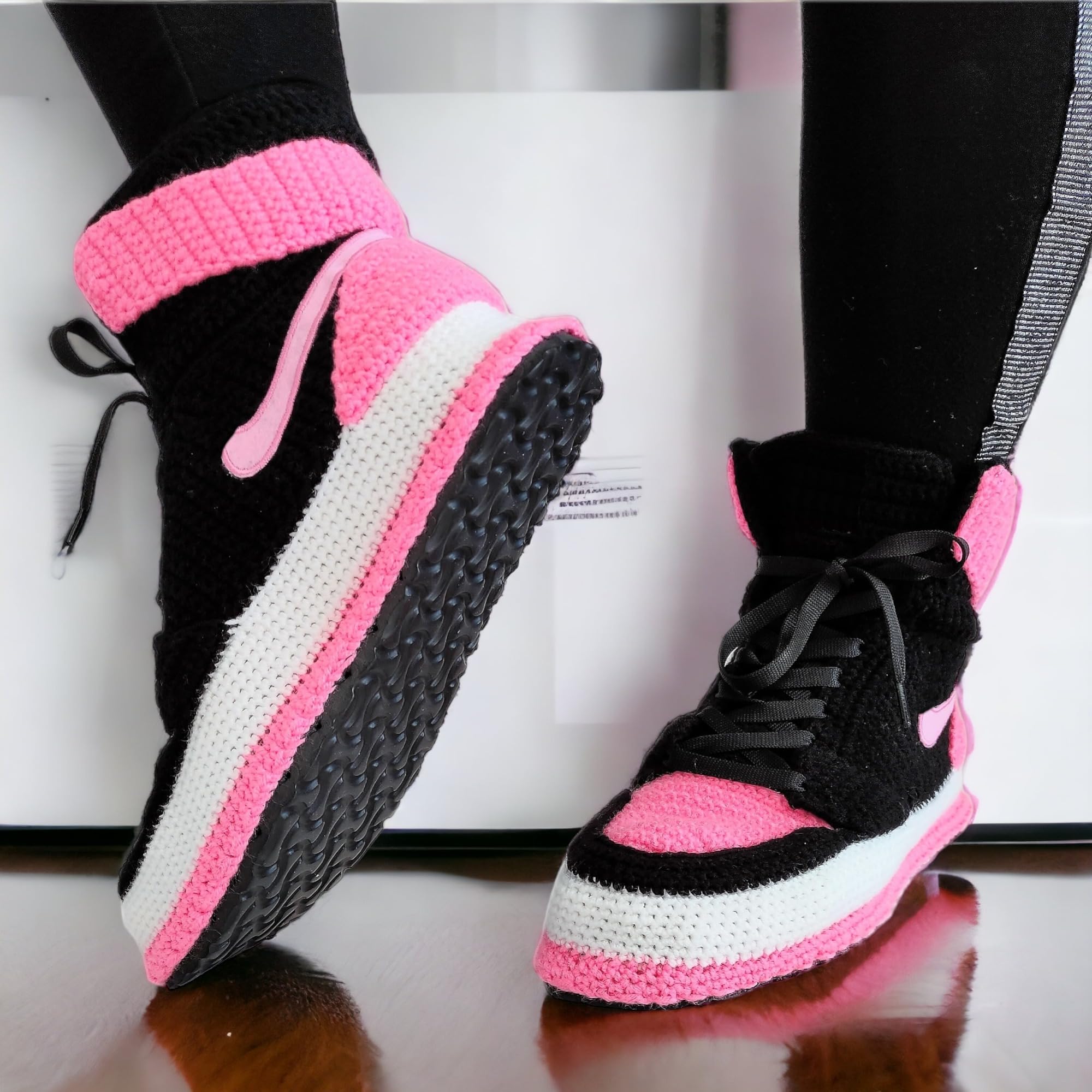 Handgefertigte Rosa Jordan Style Sneaker Hausschuhe - Benutzerdefinierte Häkel-Stiefeletten im Basketball Look - Personalisierte Plüsch Wintersocken im Hip Hop Stil