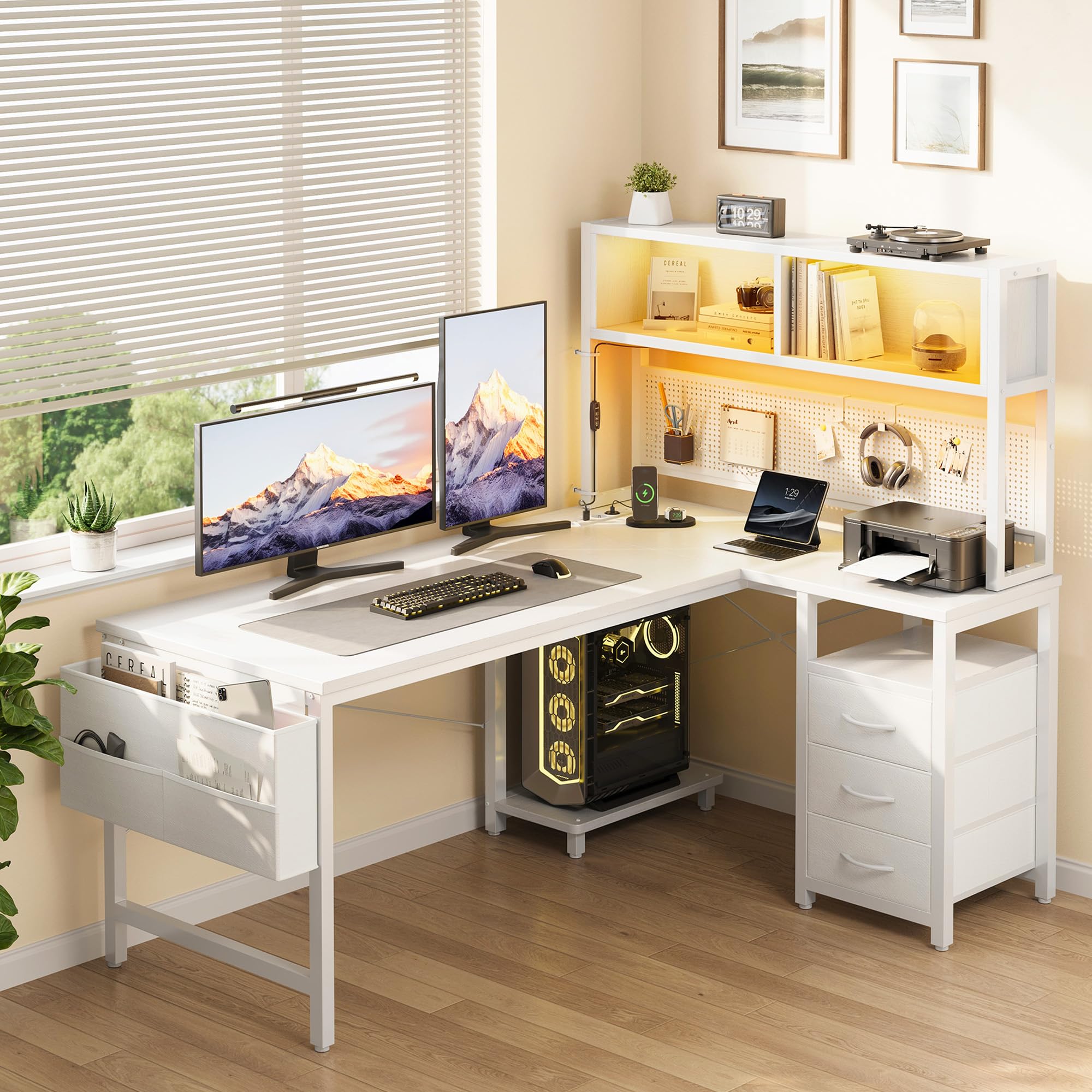 YOUDENOVA Scrivania Angolo a L Reversibile Scrivania Gaming con Pannello Forato e Mensola, Tavolo da Lavoro con LED, Presa e USB, 3 Cassetti per Working e Videogiochi 135x100 cm Bianco