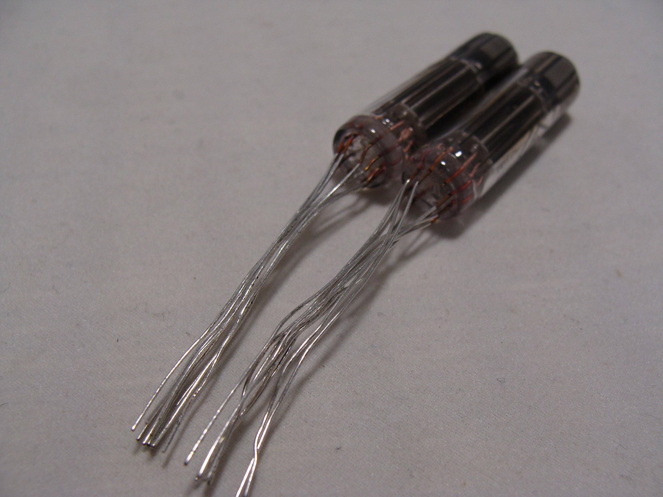 Amazon | ロシア製真空管 6N21B (6112 6N17B) ミニチュア管 双三極管