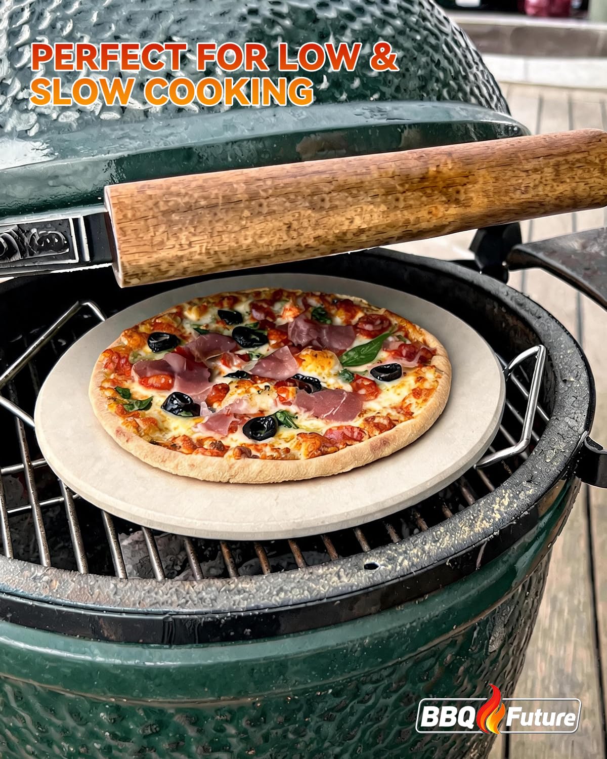 BBQ Future 30,5 cm Pizza Backstein für Big Green Egg Medium/Small/MiniMax & Kamado Grill - Keramik Pizzastein mit Edelstahldrahtrahmen & Kunststoffschaber, Hitzeschild für Outdoor Kochen