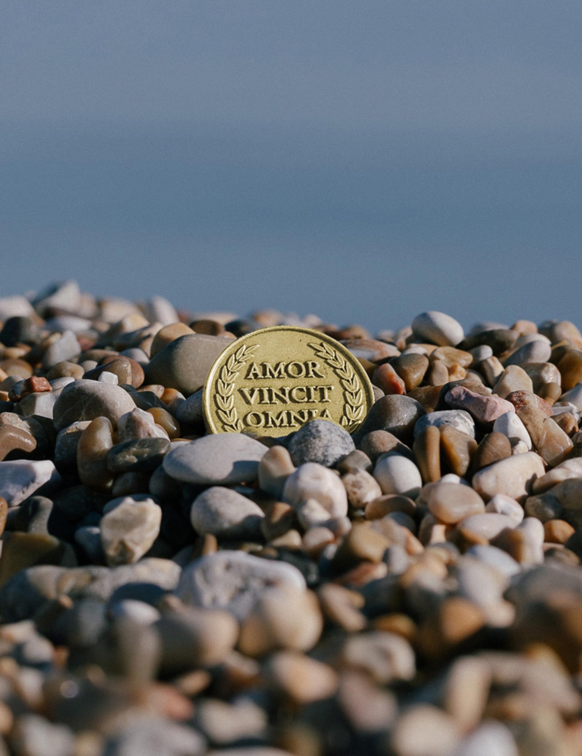 Pièce d’amour pour chance et protection: Amor Vincit Omnia. Idée cadeau femme, homme, maman, grands-parents, Saint-Valentin, anniversaires, occasions spéciales. Métal plaqué or. Made in Italy