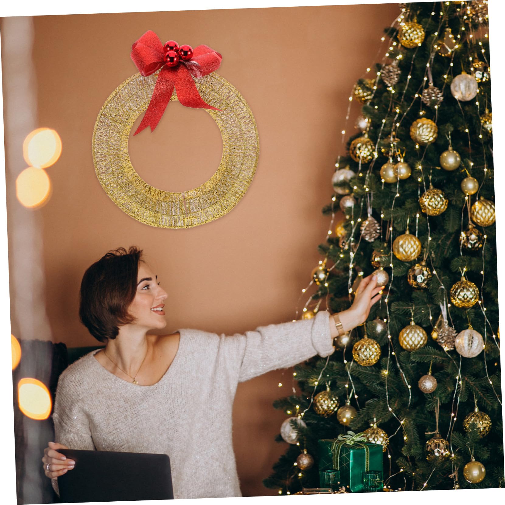 Guirnalda de Navidad Artificial con Luces LED Cálidas y Lazo Dorado Decoración Colgante para Puerta Principal Interior y Exterior