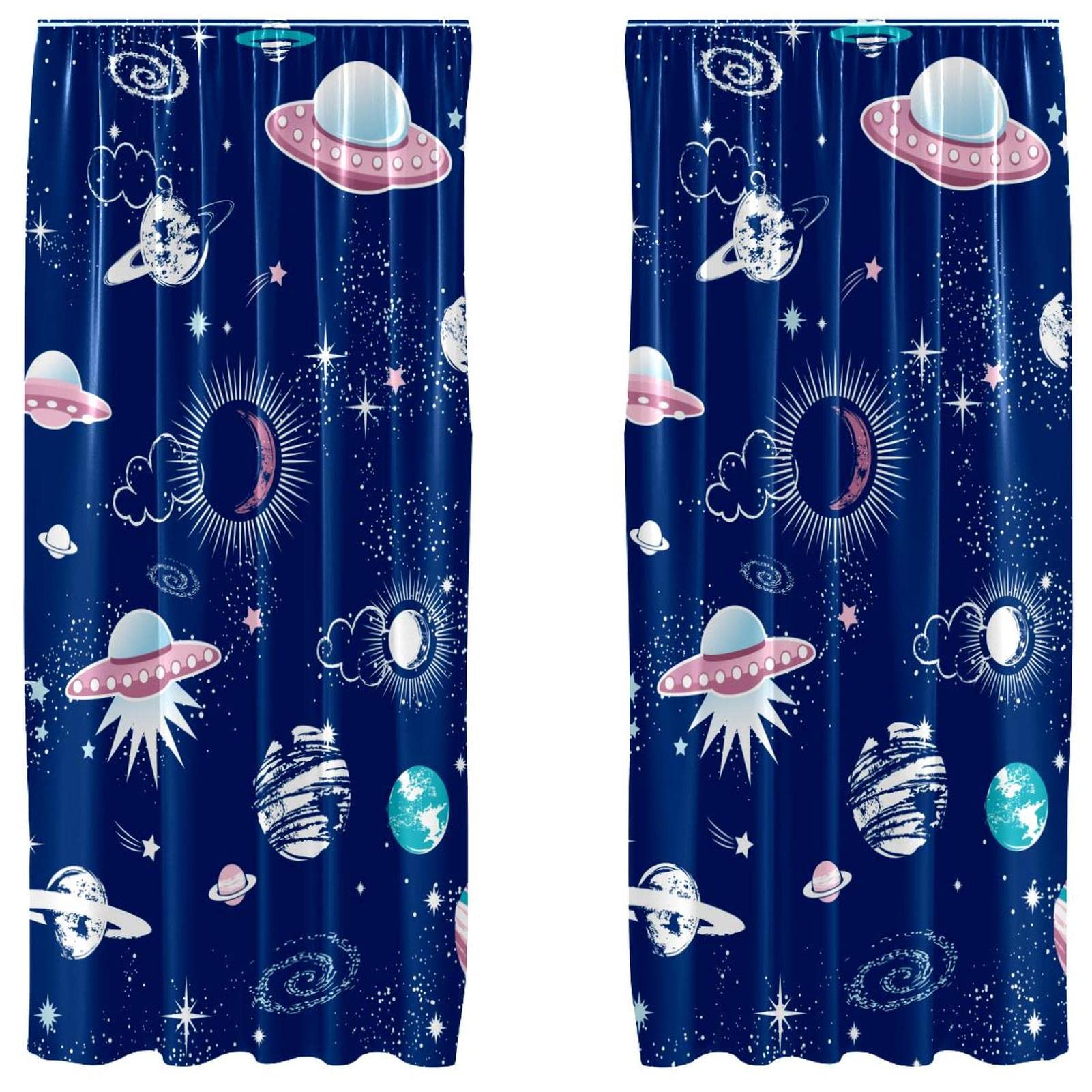 Cortinas patrón azul Spacecraft evitan reflejos molestos aportando luz natural a casa