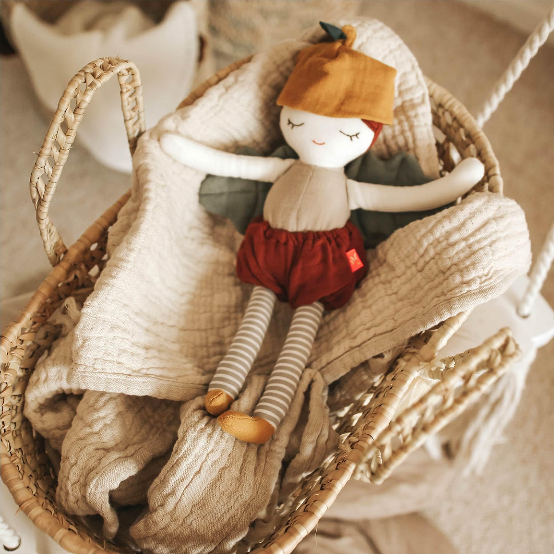 kikadu Großer Puppenkorb - Puppenkorb/Bett für die Lieblingspuppe oder -Tier aus Palmblättern, handgeflochten, Maße 40x18x17 cm