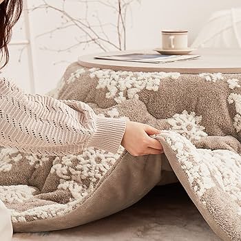 Amazon｜こたつ薄掛け布団 正方形 『シュシュ』 (約190×190cm