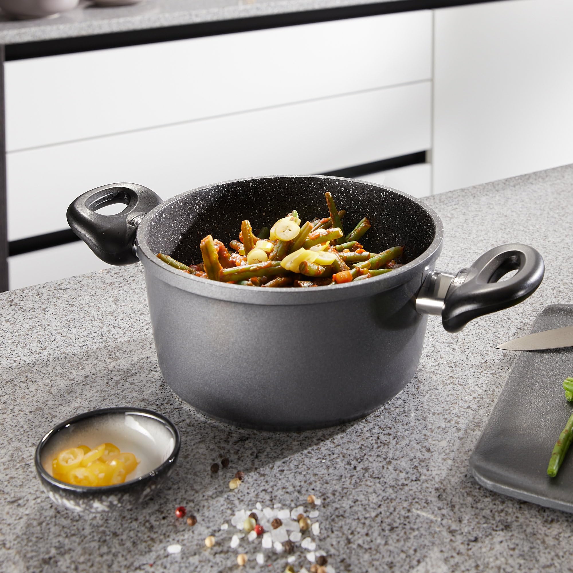 STONELINE Aluguss Kochtopf 18 cm, Kleiner Topf mit Deckel 2 L, Antihaft beschichtet mit echten Steinpartikeln, Kochtopf Induktion 18 cm, für alle Herdarten, Backofen, Kochen ohne Fett oder Öl, Grau