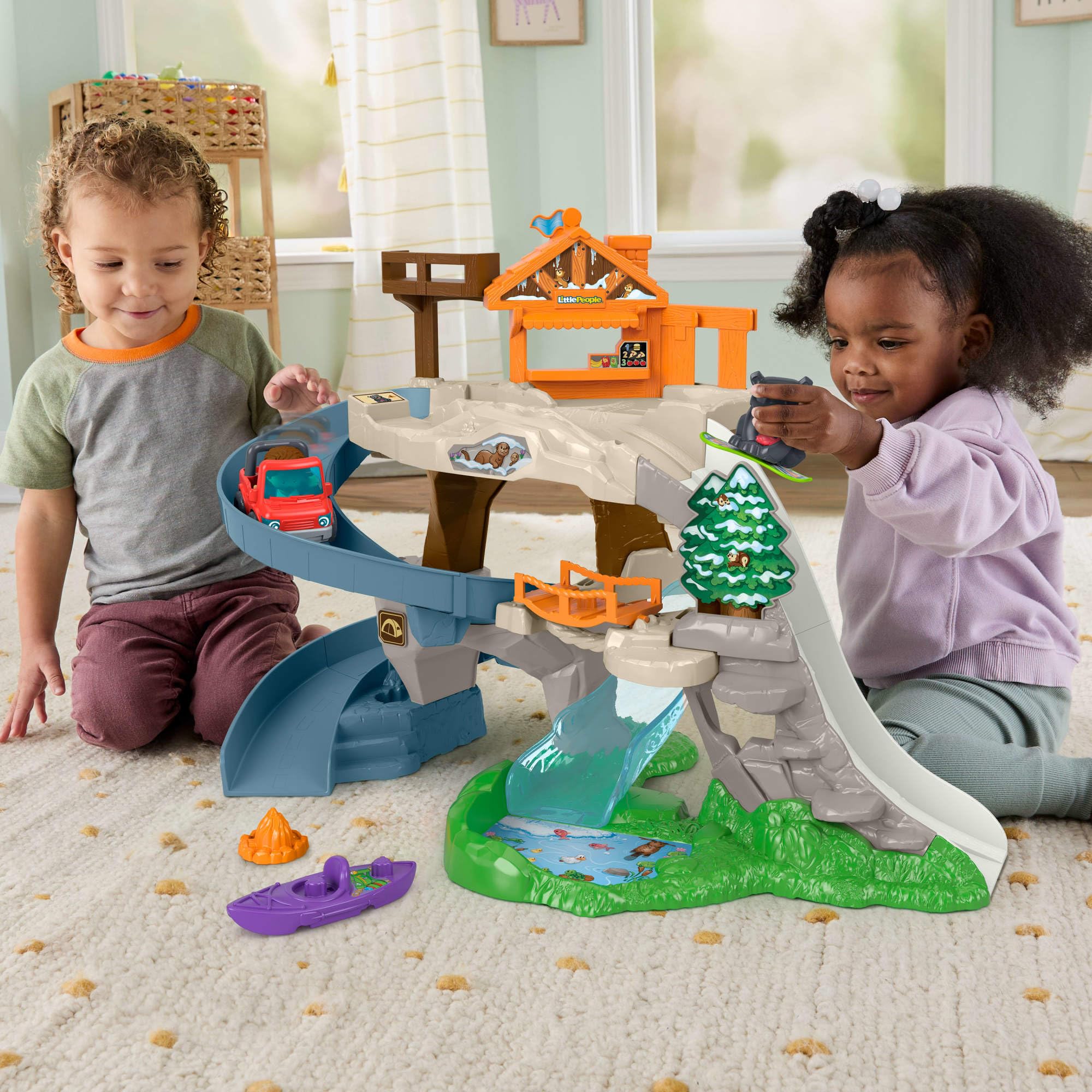 Fisher-Price Little People Wielka górska przygoda Tor samochodowy Zjeżdżalnia Zestaw, autko, 2 figurki, kajak i elementy do zabawy, zabawka dla dzieci 1+, JJY77