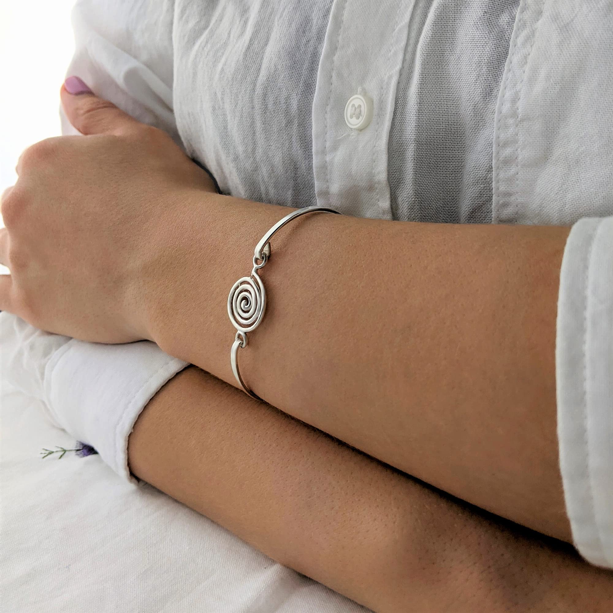 Silverly Pulsera Espiral Redonda Plata de Ley 925 | Dije Plata Maciza Forma Concha Marina Brazalete Plano Delgado Apilable | Joyería Bohemia Minimalista | Pulseras Remolino Mujer | Pulseras Amistad