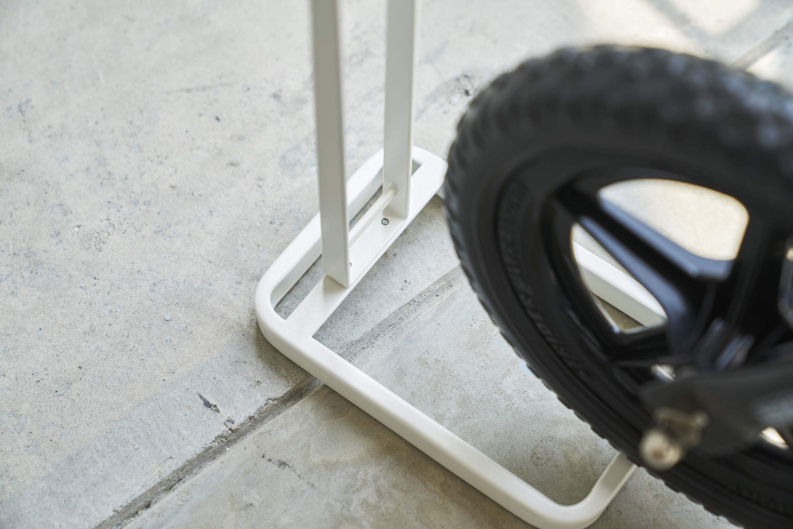 YAMAZAKI 4340 TOWER Kids Bike & Helmet Stand, white, Steel, 15 x 20 x 63 cm