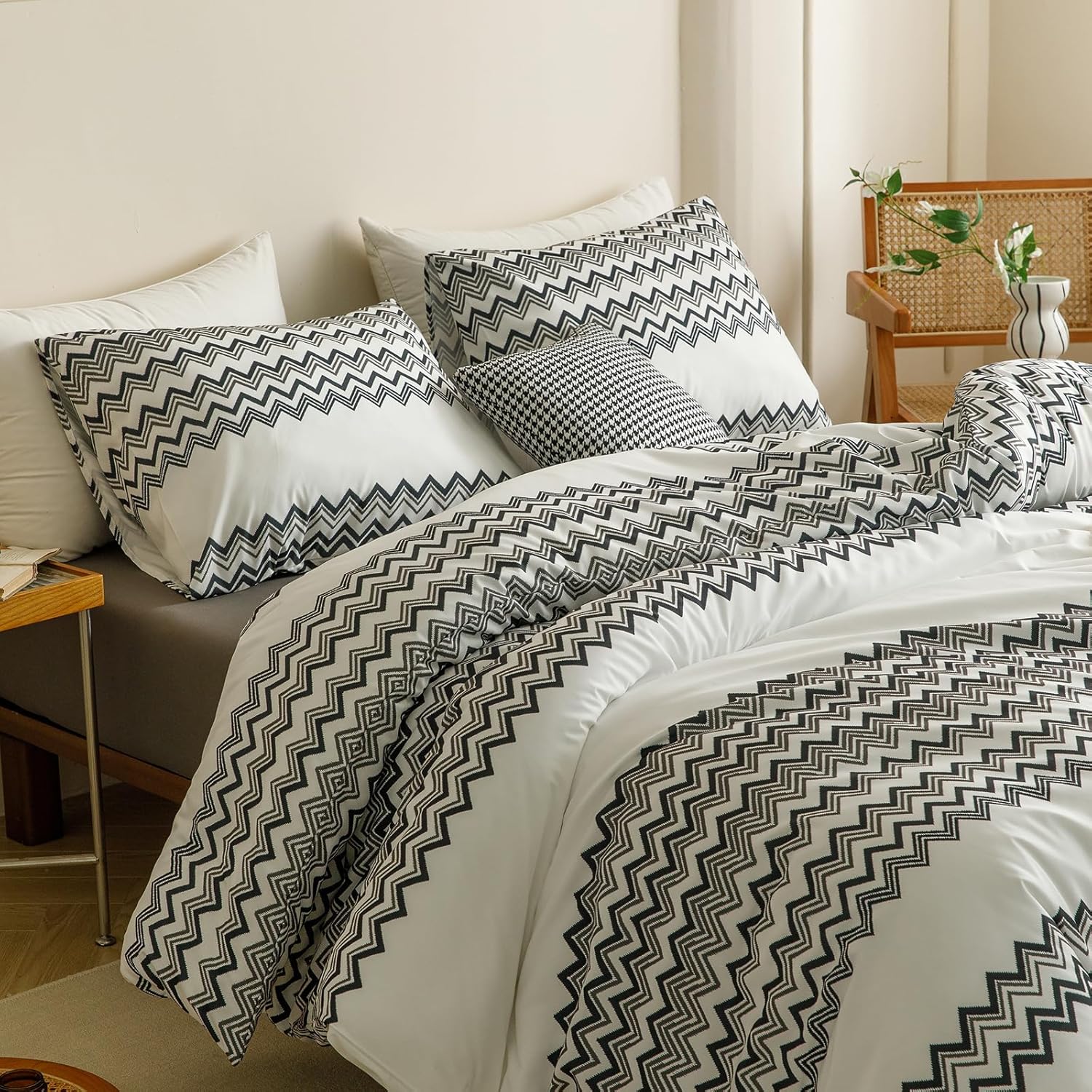 CLOTHKNOW Striped Waves Comforter Set King Size Black White Bedding Comforter Sets Farmhouse Black Grey White Comforter with 2 x Pillow Cases