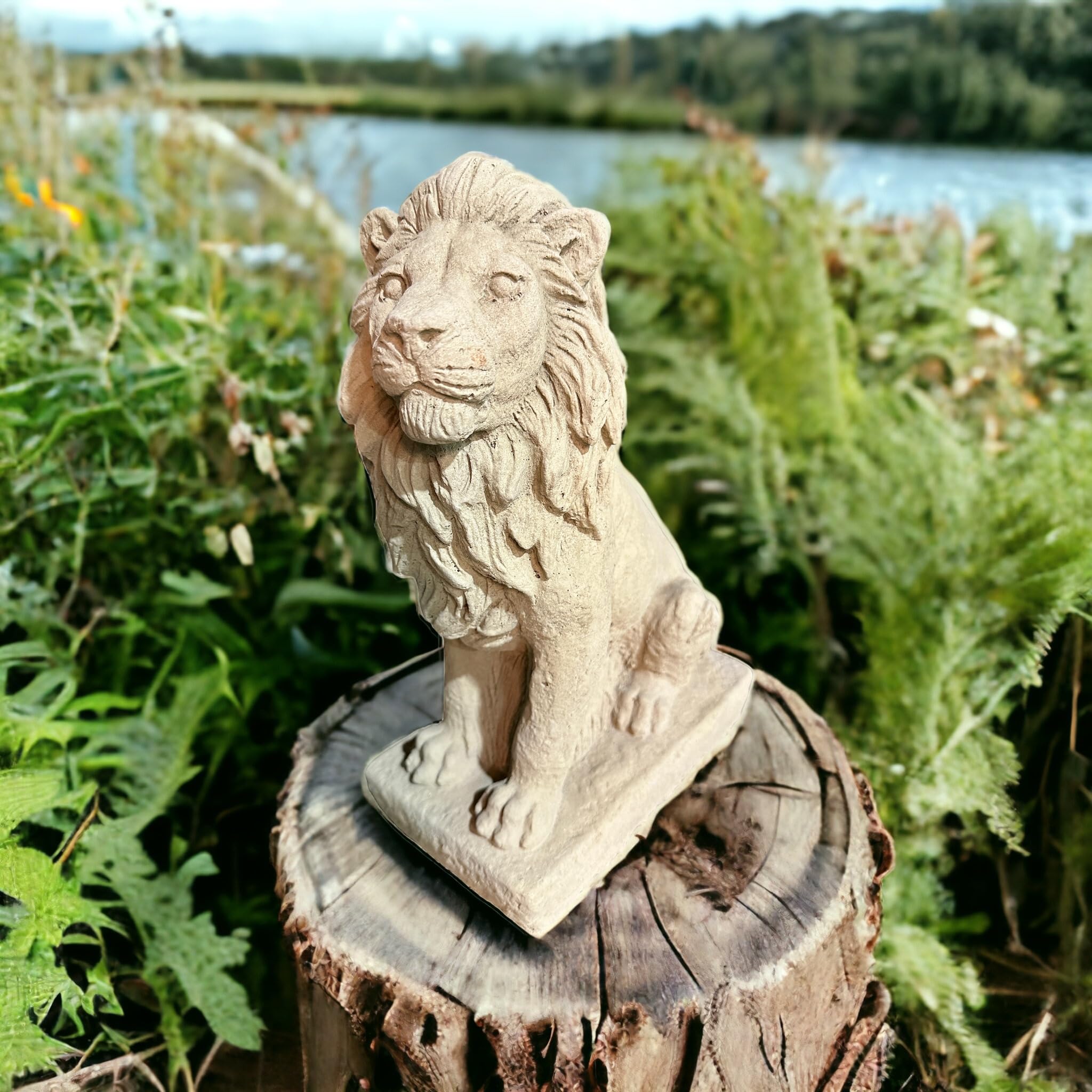 OriginalPaul Skulp & Betondesign Frostfeste Löwenfigur Ari auf Sockel aus Deutschland - Robuste Steinfigur für Garten und Terrasse