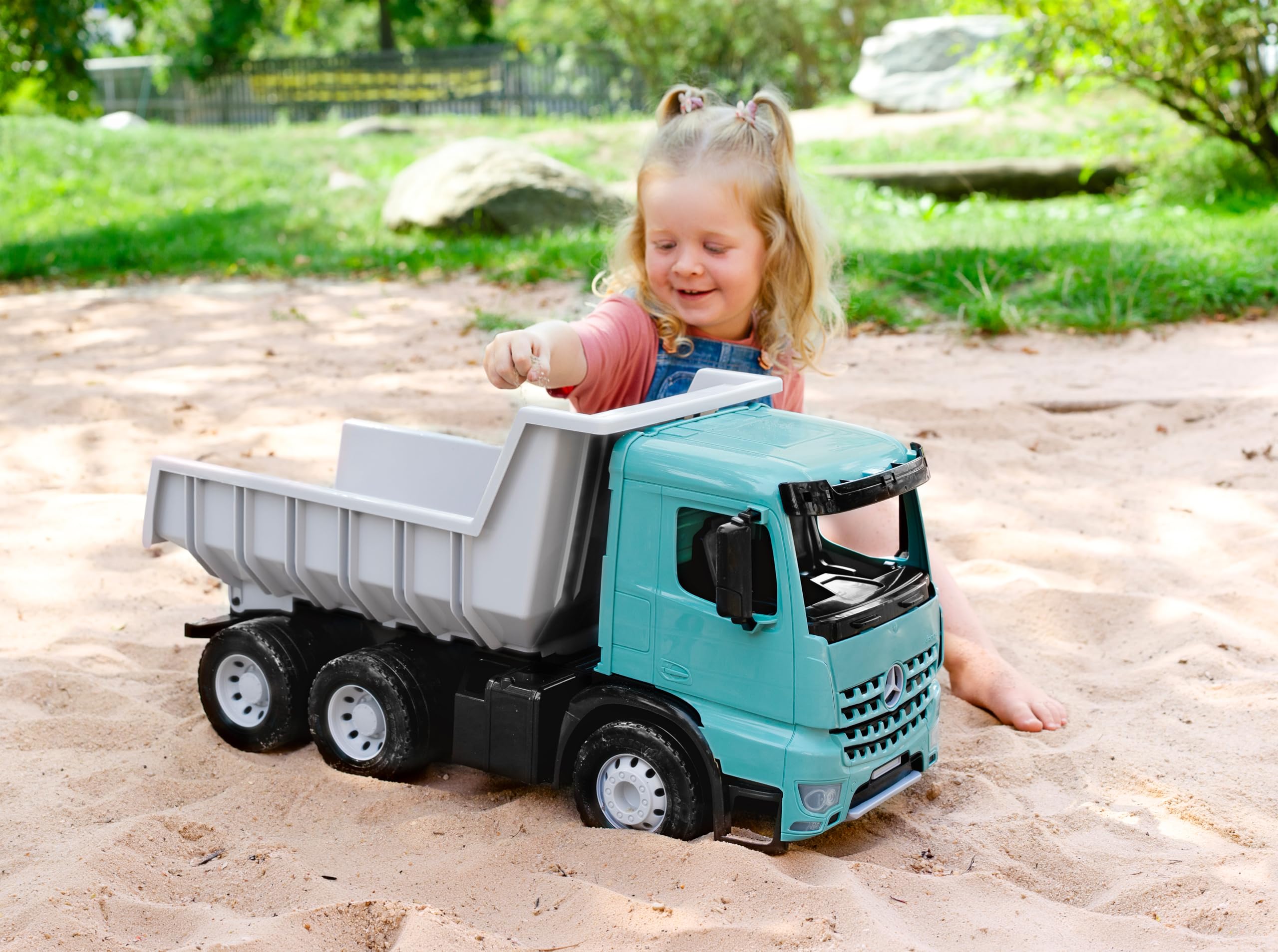 LENA - Giga Trucks Camion Ribaltabile Mercedes-Benz Arocs 67 cm – Giocattolo da cantiere 3+ anni, veicolo da esterno con assi in acciaio, Made in Europe