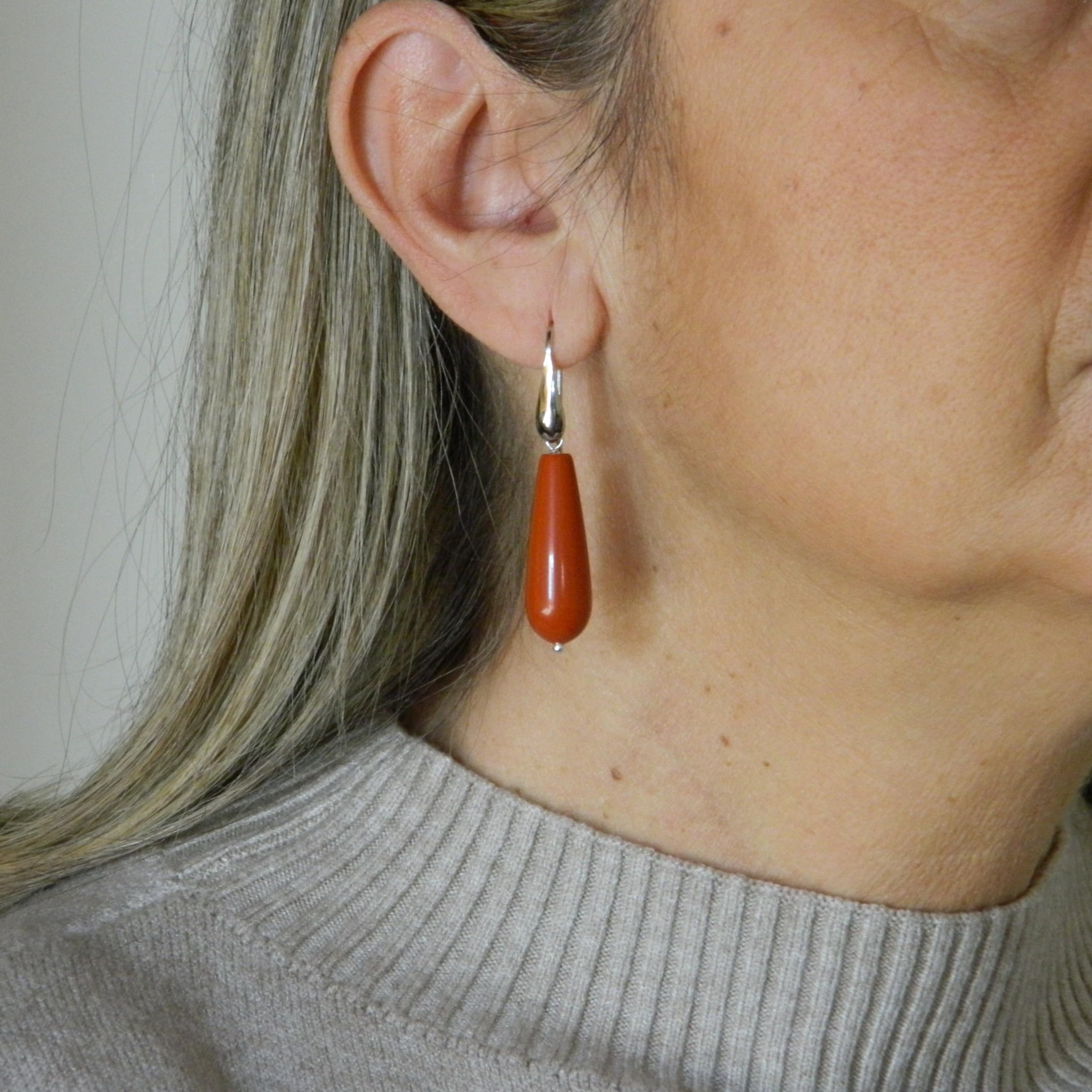 DodiGioielli Orecchini Donna Pendenti Handmade in Pasta di Corallo Rosso Sardegna | Gocce 10x30 mm | Argento 925 Rodiato | Made in Italy | Eleganti e Anallergici
