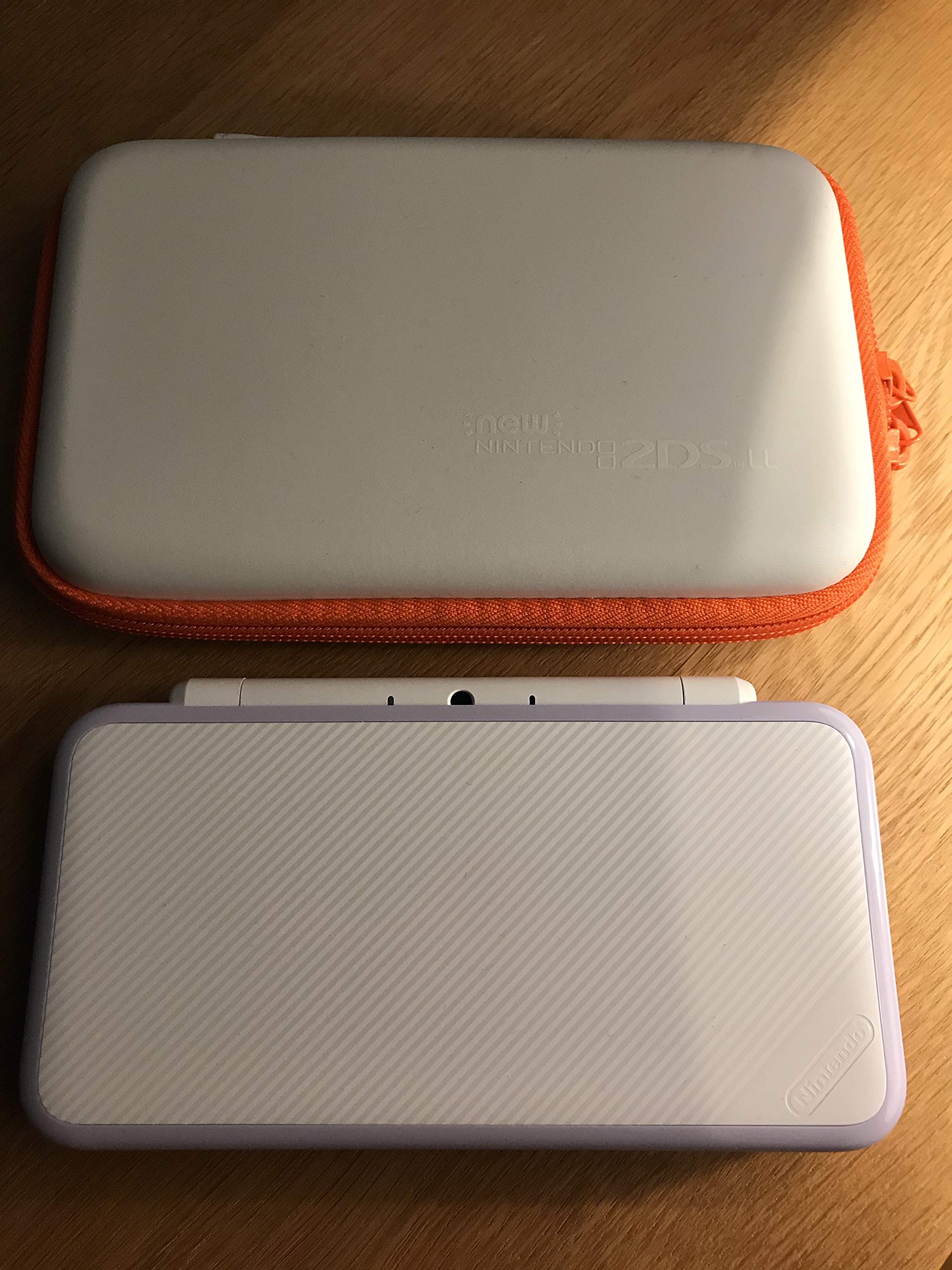Nintendo New 2DS XL- Konsole Weiß/Lavendel + Tomodachi Life