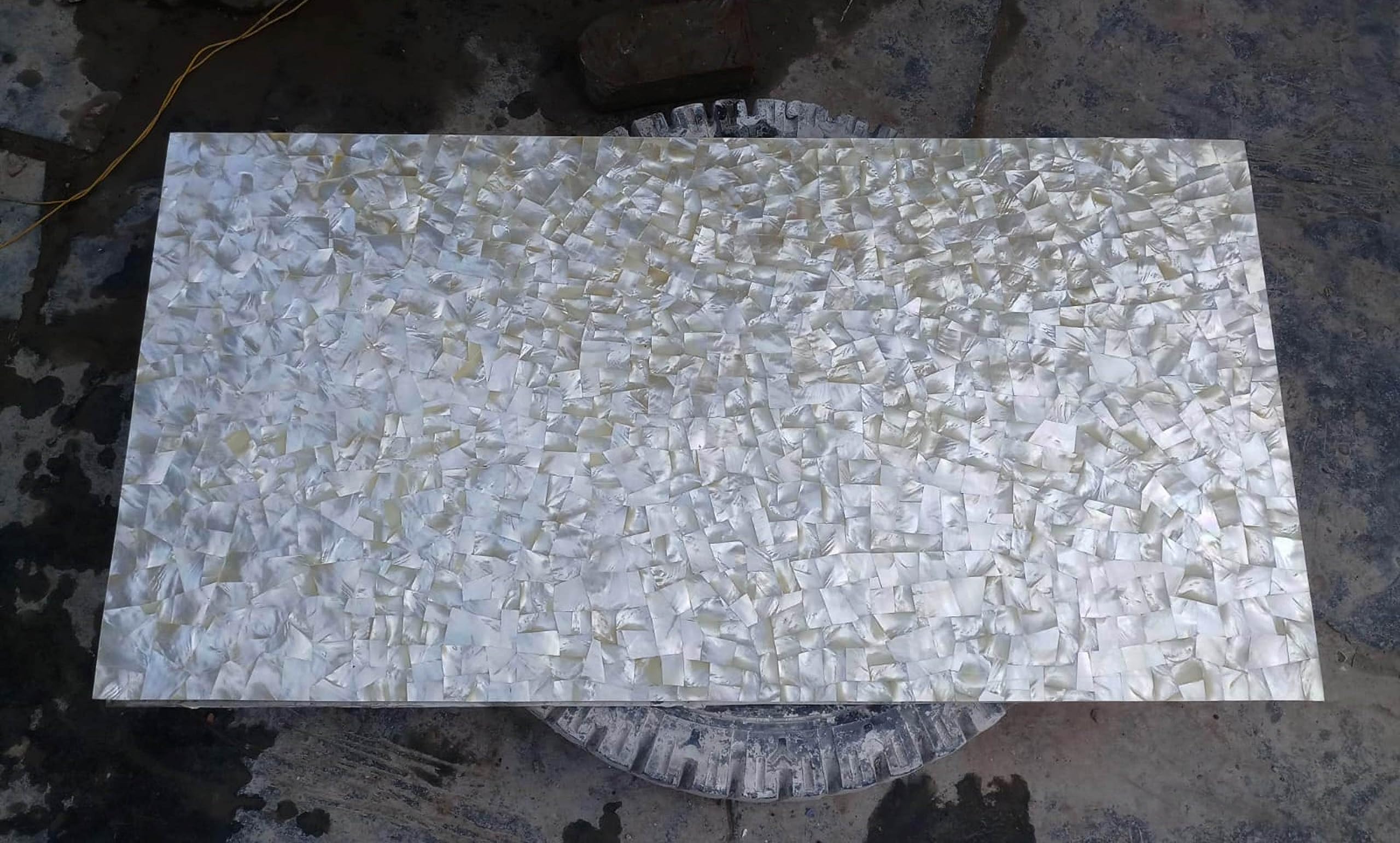 Table basse marbre blanc inclinable contre le manque de place