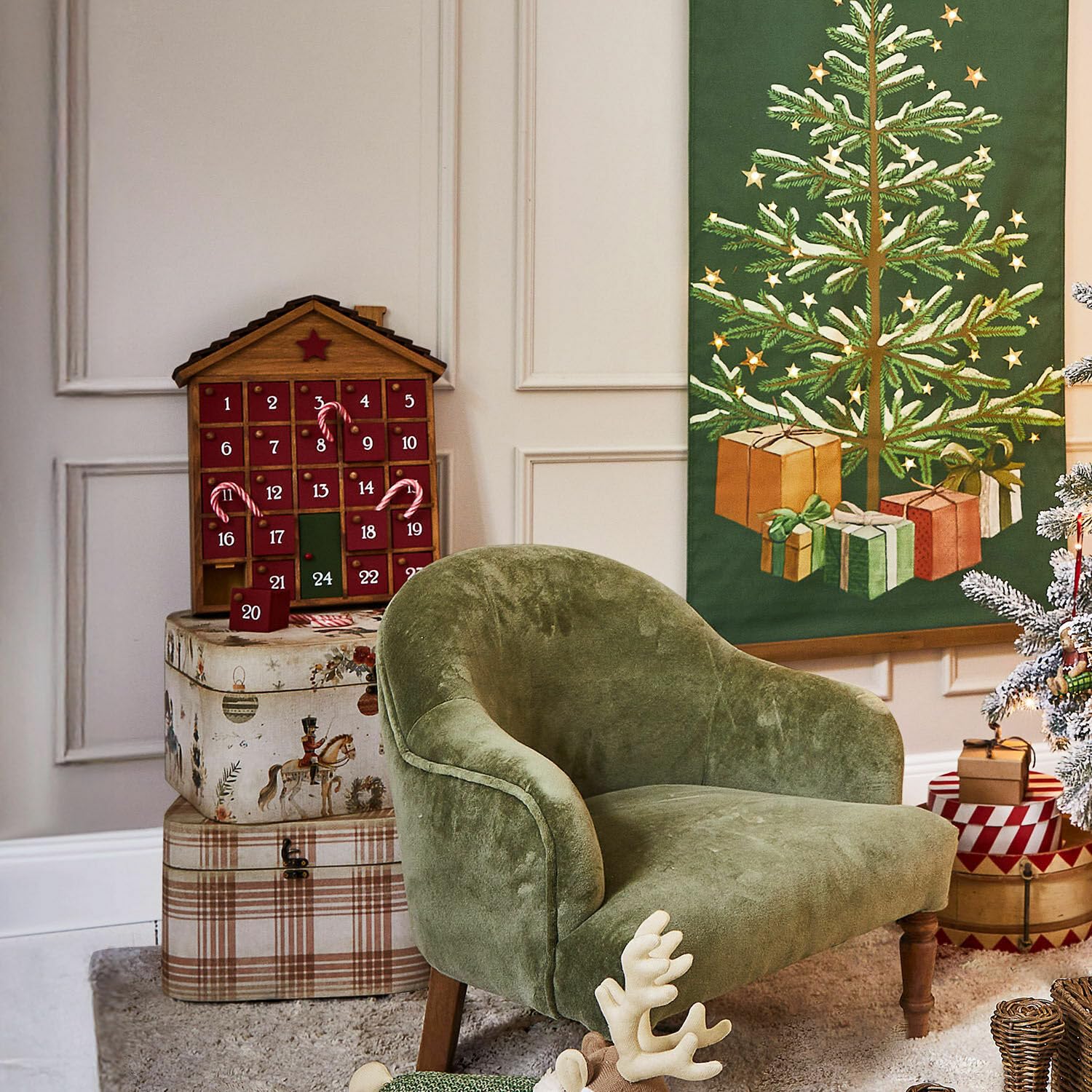 Loberon Adventskalender Zanari - 24 Schubladen zum Befüllen - in Hausform - mit Wandaufhängung - Advent - Weihnachten - Kiefernholz, braun/rot | 24 Schubladen zum Befüllen - in Hausform - mit Wandaufhängung - Advent - Weihnachten - Kiefernholz