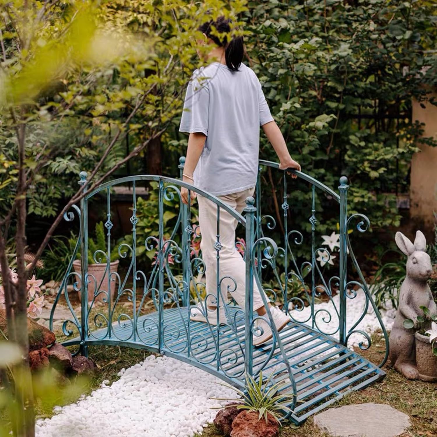 5FT American Vintage Garden Bridge Outdoor Iron Arch Bridge Garden Patio Decoration Landscape Footbridge Delicate Floral Scrollwork for Backyard Creek, Stream, Pond