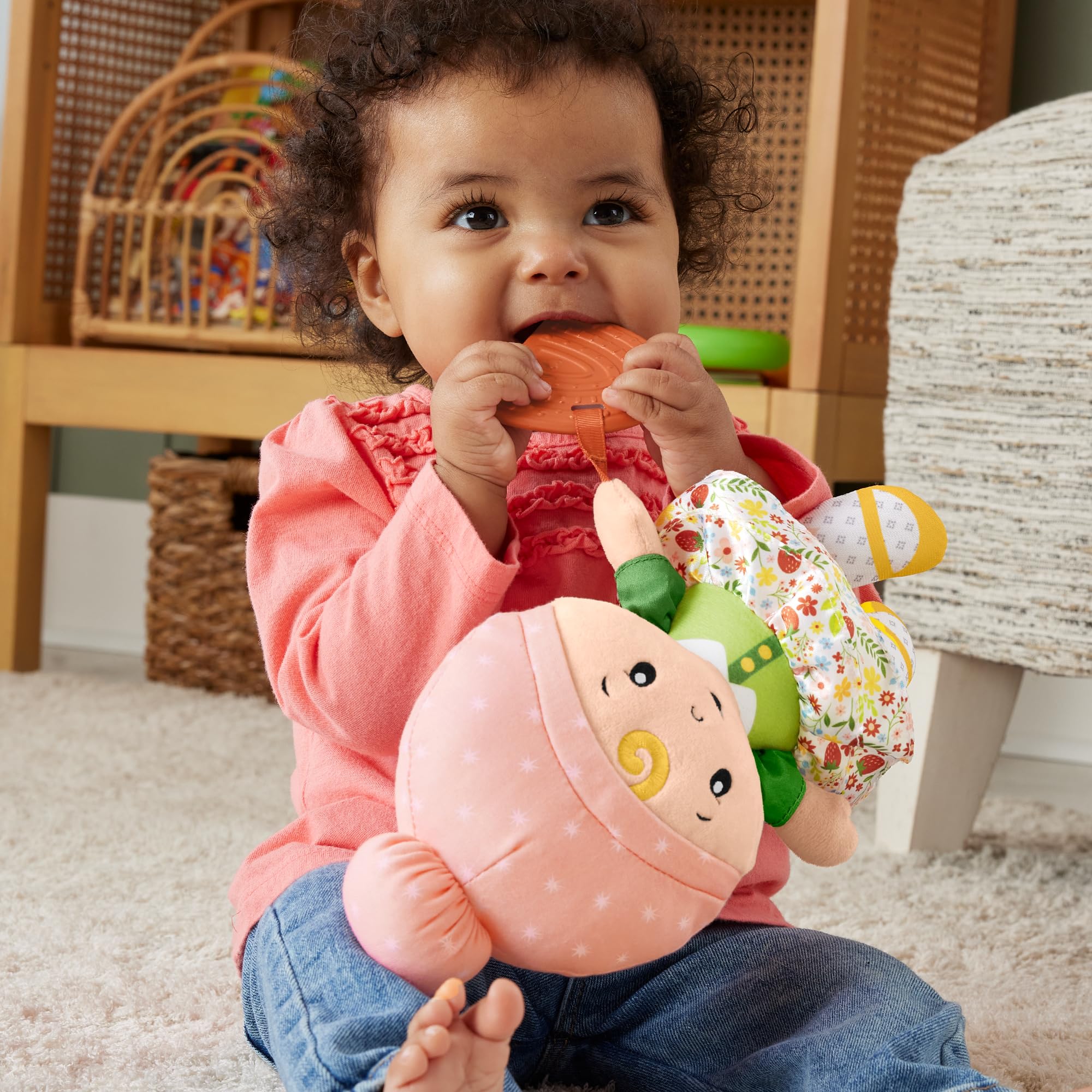 Fisher-Price - Prima bambola coccole e suoni, giocattolo morbido sensoriale con dentaruolo arcobaleno e suoni per incoraggiare il gioco di ruolo, giocattolo per bambini, 6+ mesi, HXK44