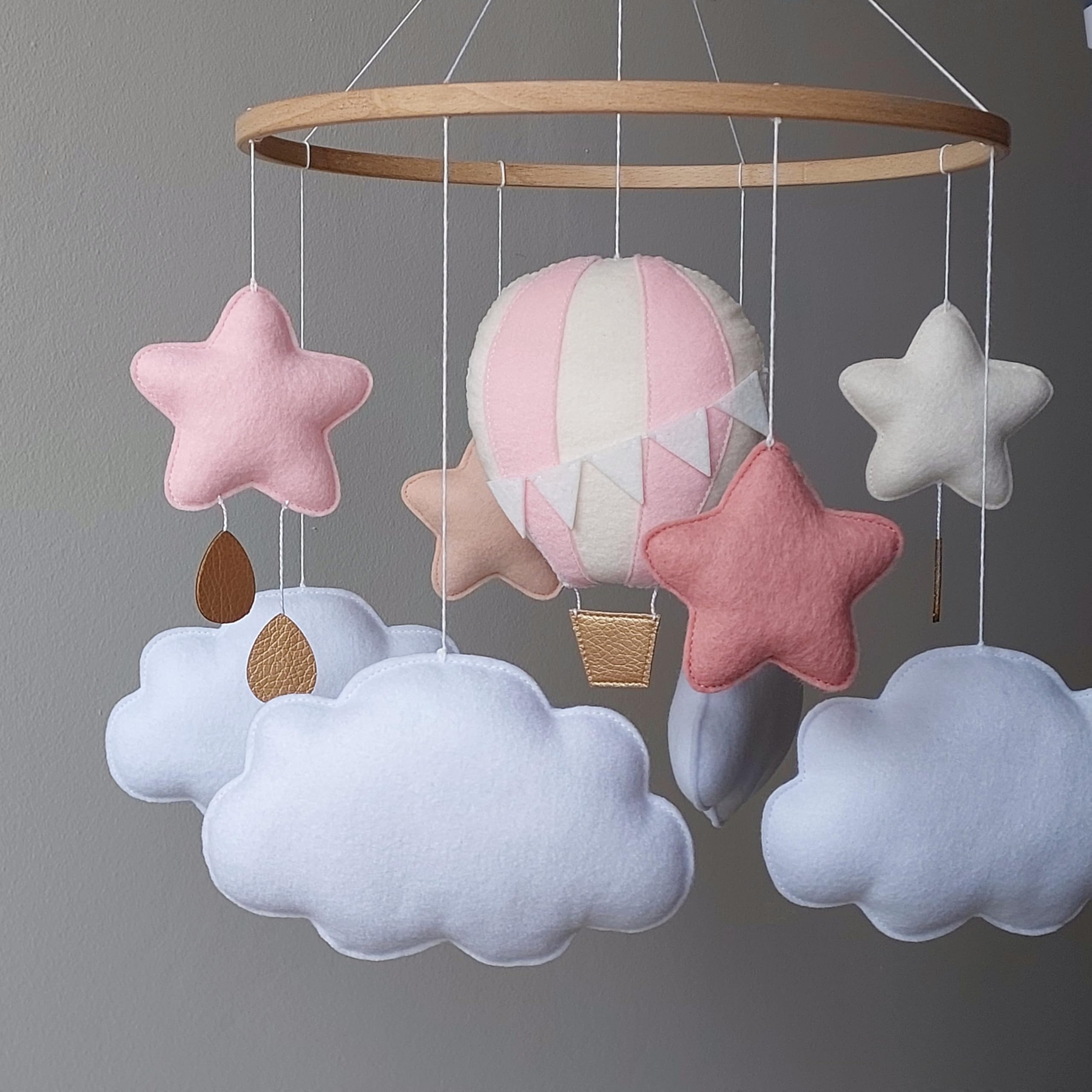 Heißluftballon Baby Mobile für Mädchen – Handgemachtes Filz-Mobile mit Wolken & Sternen in Rosa – Traumhafte Deko fürs Babyzimmer – Geschenk zur Geburt oder Babyparty