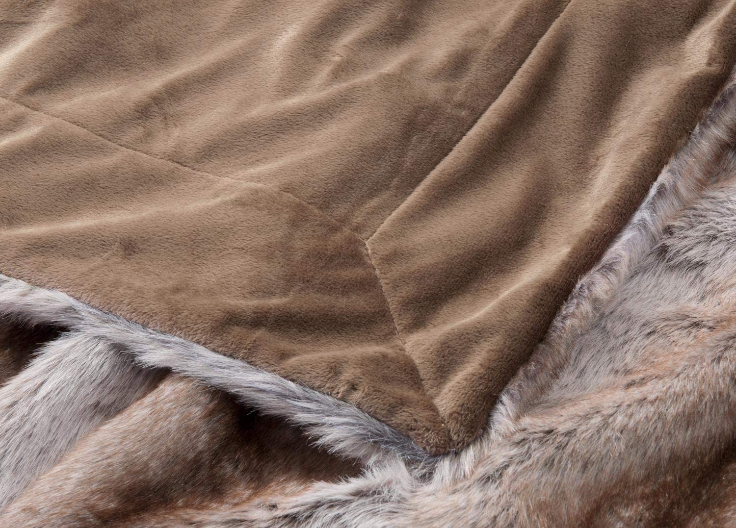 Felldecken Wohnen & Accessoires Felldecke Wolf hell aus Fellimitat in 5 Größen als Kuscheldecke und Tagesdecke oder Fellkissen (220 x 240 cm)