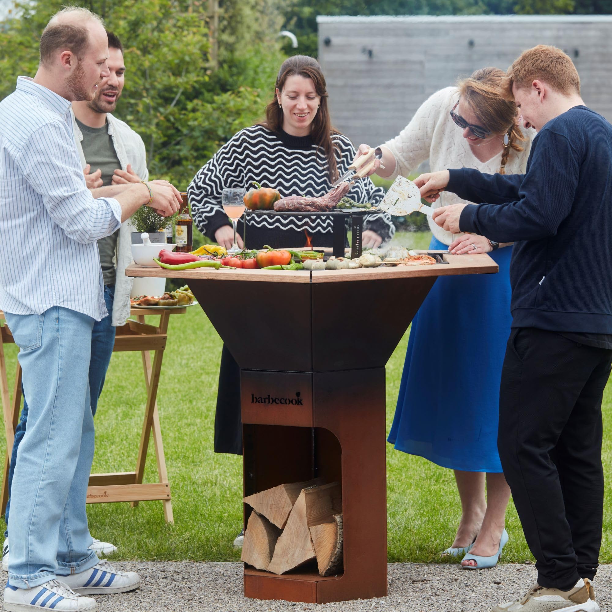 Barbecook Nestor oryginalny grill na drewno z planchą, stolikami bocznymi i podwyższoną kratką ze stali corten, 128 x 120 x 120 cm