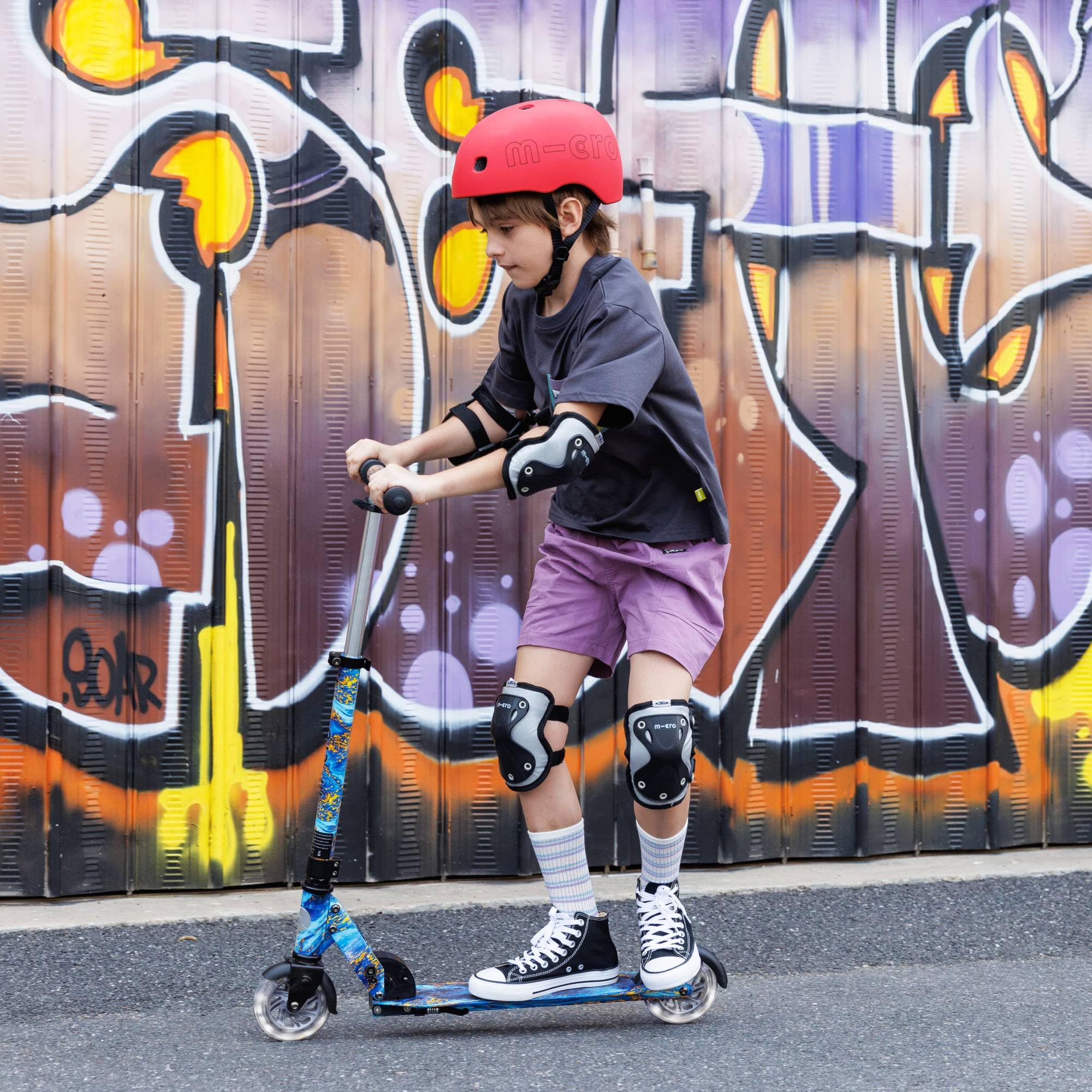 Micro® | Casco Infantil para Patinete o Bicicleta | Luz Trasera de Seguridad 3 Posiciones | Ultraligero 250 Gramos | Cierre Magnético | Niños y Niñas