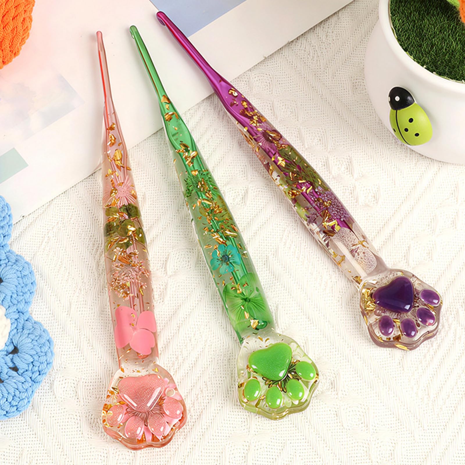 Juego de 9 agujas de ganchillo con patrón de flores de gatito, mango ergonómico de resina, juego de ganchos de ganchillo de aluminio para tejer agujas de colofonia