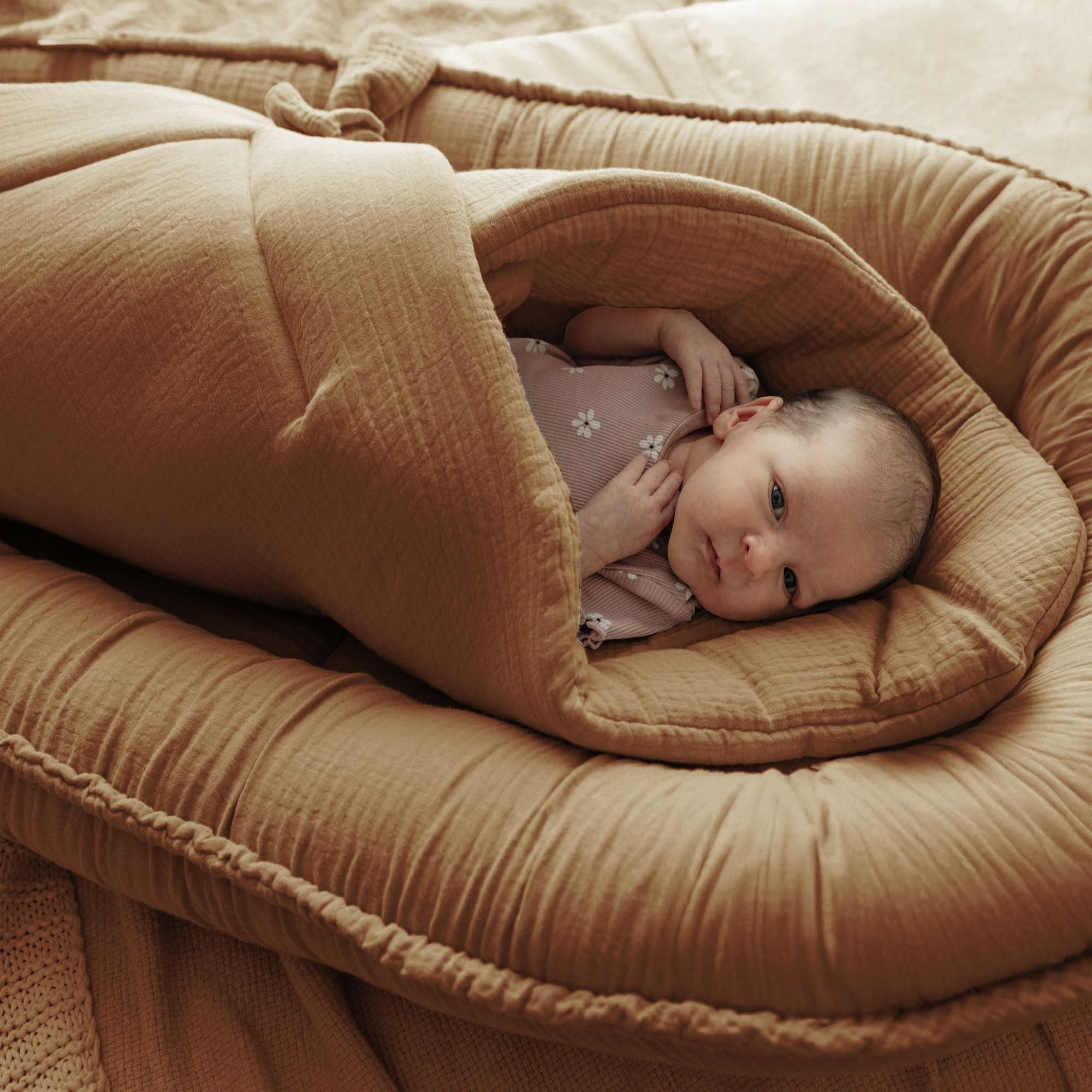 PaLulli® Set 2in1 Babynest und Einschlagdecke, 100% Musselinn, Baby Nestchen Set, Babynestchen - Baby Erstausstattung Babynestchen Neugeborene, Babynester Junge - mädchen (Braun)
