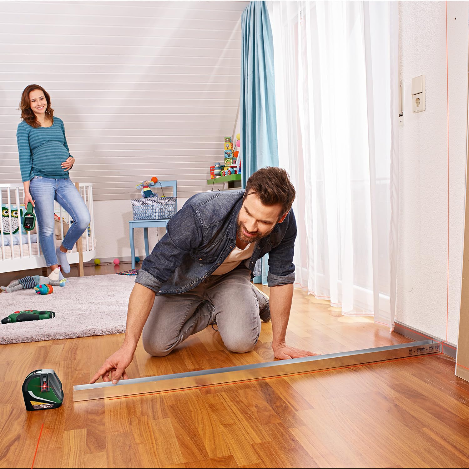 Bosch livella laser multifunzione UniversalLevel 3 (3 linee laser incl. linea verticale a 90° per ulteriore croce sul soffitto e punto a piombo inferiore per allineamenti precisi, in cartone)
