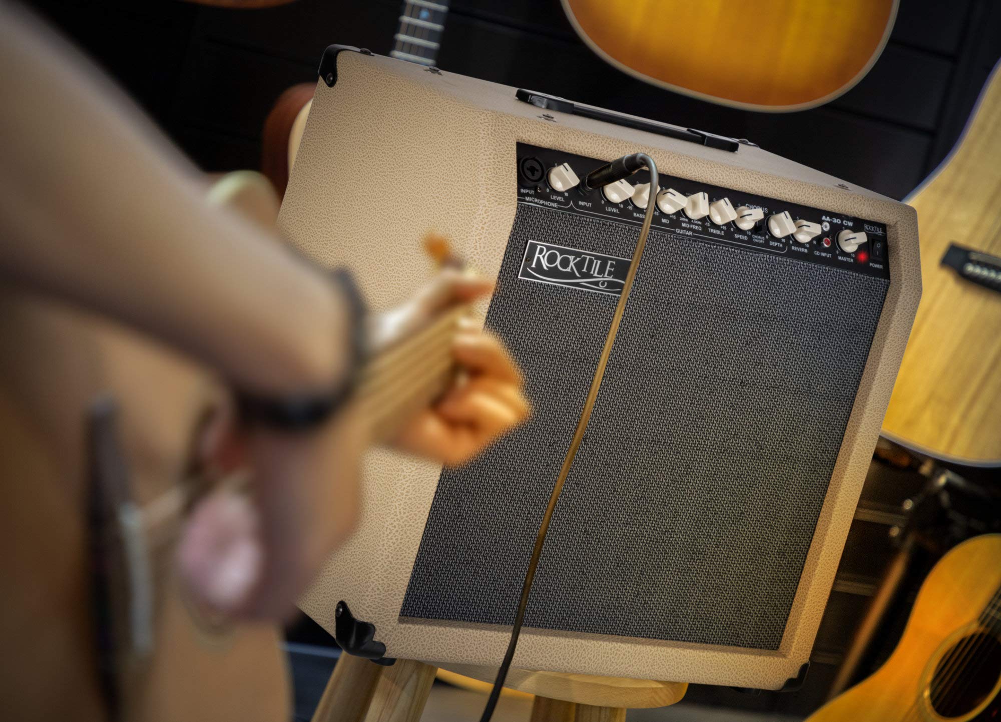 Rocktile AA-30 CW Eric Akustikverstärker - 30 Watt - 2 Kanäle (Mikrofon und Gitarre) - 10" Speaker + 2,5" Hochtöner - AUX-Eingang und Line Out - Chorus- und Hall-Effekt - Creme